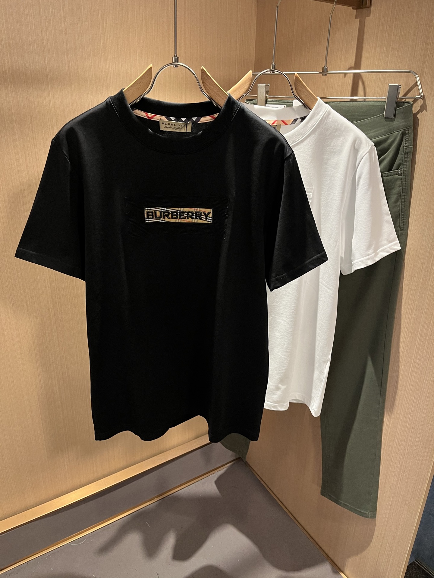 NO:440002,BURBER*Y Ba*li's new spring and summer short-sleeved T-shirt for men and women is coming, and is made of a popular environmentally friendly pure cotton fabric recently. It is a high-end outdoor sports and leisure series, which is very popular in sports trend!  BUR's latest special material, logo pattern glue pressing design!  Fabric is also called memory cloth, which refers to fabrics with morphological memory functions. It instantly kills all versions on the market. It can only be said that it is not a level at all. Whether it is material, detail restoration and craftsmanship, you are not afraid of any challenges. Just to contribute wonderful products to everyone. As always, it is consistent. A style that implements the core concept of BUR will be closely tied to fashion, always maintaining perfection, a simple but not simple design style perfectly meets the outfit you need in daily life. Size: S-2XL, burberry, T-shirt, tees, t-shirt, alexander wang19860909BURBER*Y巴*莉春夏新品男女同款短袖T恤,重磅来袭,最近比较火热的环保纯棉面料制作而成,高端户外运动休闲系列,非常火热运动风潮！BUR最新研发的特殊材质,标志logo图案压胶设计！面料也叫记忆布,是指具有形态记忆功能的面料,秒杀市面上一切版本,只能说根本就不是一个级别的存在,不管是材质还是细节还原度以及工艺制作方面,不惧任何挑战,只为给大家奉献绝妙产物一如既往,始终如一,贯彻了BUR核心理念的一个款式将与时尚紧紧的捆绑在一起,时刻保持完美,简约而不简单的的设计风格,完美的满足了你日常所需要的穿搭.尺码:S-2XL,,burberry,T-shirt,tees，t-shirt,alexander wang,Men's clothing