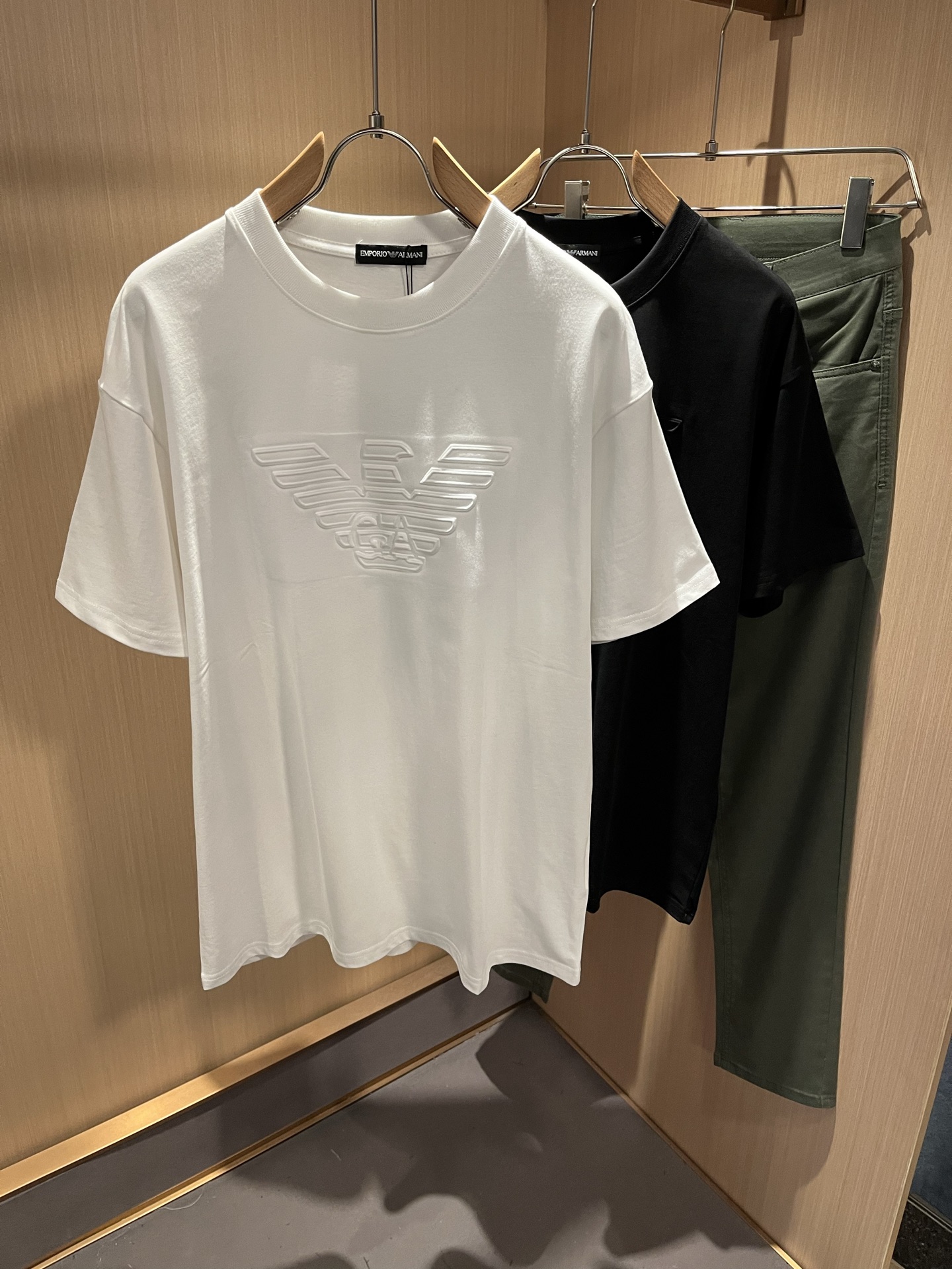 NO:440007,Arman A*ni Spring and Summer New Men and Women's Same Casual Short-Sleeve T-shirt, Original OEM Order, Logo Glue-Fit Design!  The simple design is exquisite and elegant, amazing!  Customized original exclusive pure cotton fabric, soft and delicate feel, super comfortable on the upper body, and ultimately enjoy wearing!  Inheriting the classic styles of the past, the upper body effect comes naturally, and simple outfits do not require too many accessories. It can easily create a fashionable feeling, and the return rate will also increase. Get it at a speed!  Size S-2XL, Armani, T-shirt,tees, t-shirt,alexander wang19860909Arman阿*尼春夏新款男女同款休闲短袖T恤,原单代工厂订单,标志logo压胶设计！简洁的设计精致优雅,令人叹服！定制原版专属纯棉面料,手感柔软细腻,上身超级舒适,极致的穿着享受！继承着以往的经典版型,上身效果自然而来的出彩,简单穿搭无需过多的饰物,轻松搭出时尚感,回头率也会随之提升.速度入手吧！尺码S-2XL,,armani,T-shirt,tees，t-shirt,alexander wang,Men's clothing