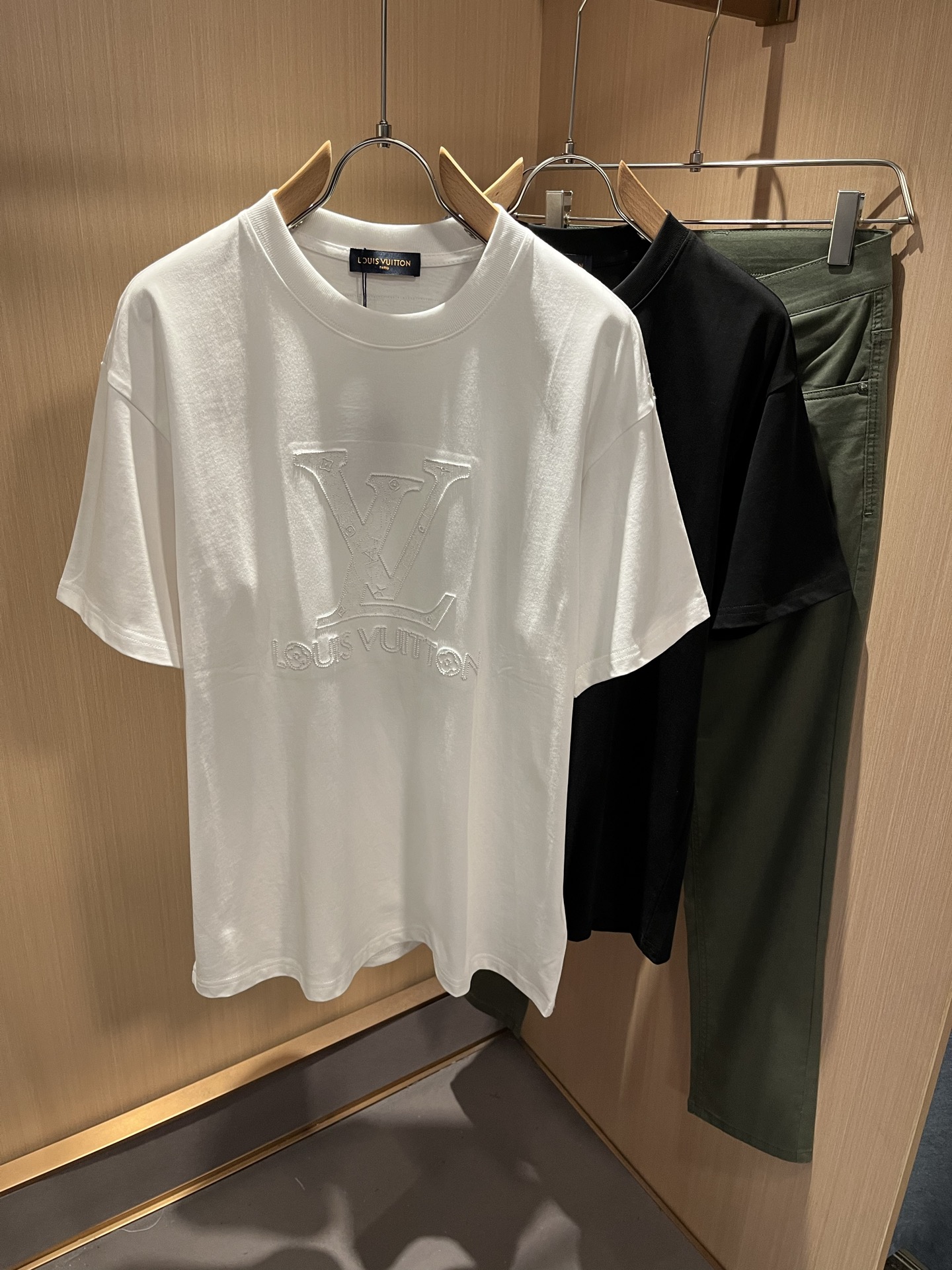 NO:440013,LouisVuitt*Louis*Deng The new spring and summer series of items are launched, a very fashionable and avant-garde short-sleeved T-shirt for men and women, with logo embroidery embroidery decoration!  Different from the past, it declares the design concept of brand inheritance!  Its eye-catchingness is no less than any classic style, perfectly presenting the fashionable, high-end and luxurious feeling in front of the world!  Made of imported 260 grams of cotton, selected high-quality pure cotton fabrics, soft and soft to the touch, the real thing is definitely beyond your imagination, close to the body and breathable, even if you sweat profusely, you will not feel greasy or stuffy, and will bring sweating and moisture absorption to the extreme!  Size S-2XL, louis vuitton,louis vuitton,t-shirt,tees,t-shirt,alexander wang19860909LouisVuitt*路易*登 春夏全新系列单品上线,非常时髦前卫的一款男女同款短袖T恤,标识logo图案刺绣修饰！区别于以往的不同,宣示品牌传承的设计理念！其吸睛度完全不亚于任何经典款式,将时髦高级感与奢华感完美呈现在世人眼前！客供进口260克全棉材质制成,精选优质纯棉面料,触感软糯亲肤细腻,实物到手绝对超乎你的想象,贴身无比舒适透气,即便是汗流浃背也不会有腻身及闷热感可言,将排汗吸湿性发挥到了极致！尺码S-2XL,,louis vuitton,louis vuitton,T-shirt,tees，t-shirt,alexander wang,Men's clothing