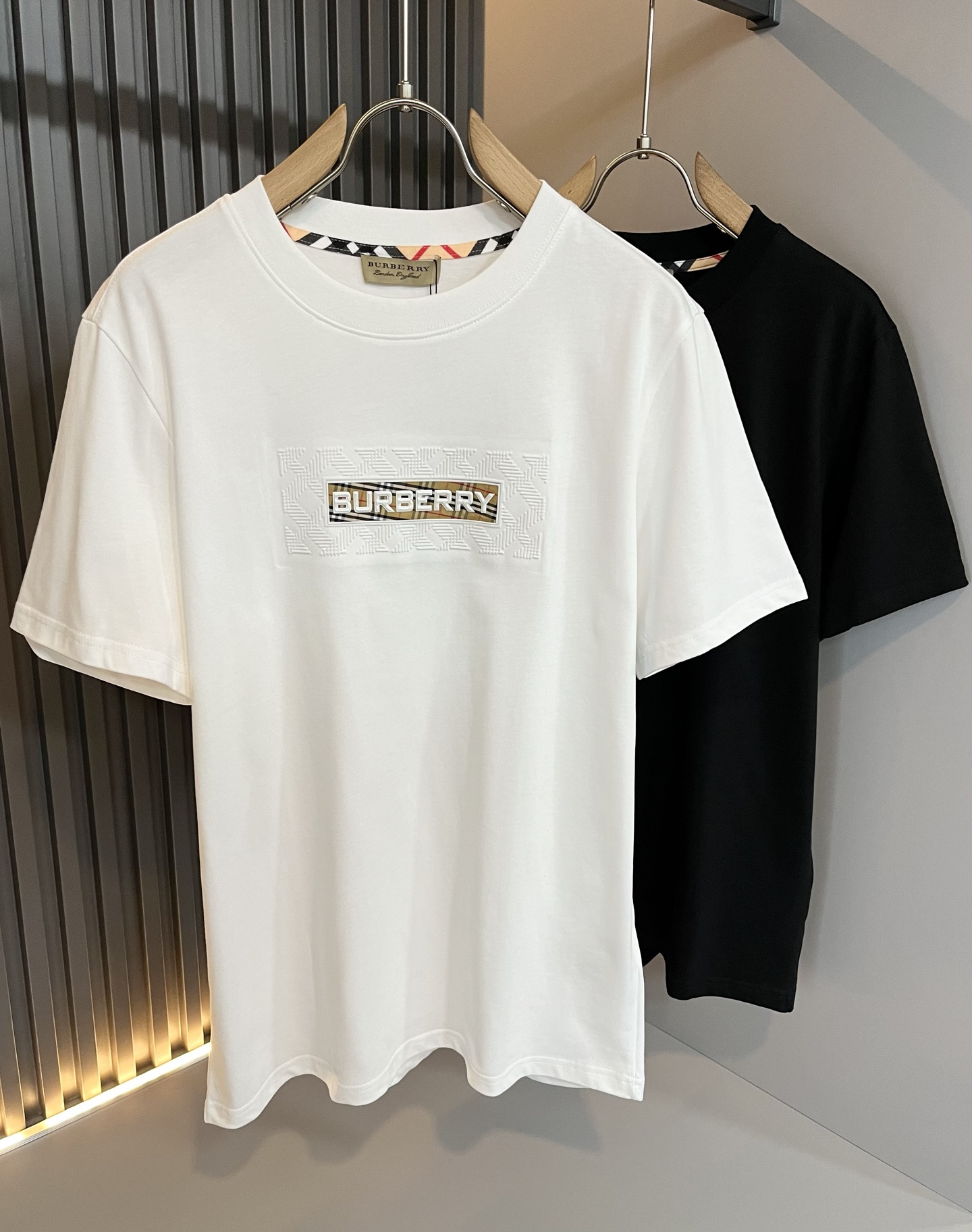 NO:451359,BURBER*Y Ba*li's new spring and summer 2025 short-sleeved T-shirt for men and women, is coming, and is made of a popular environmentally friendly pure cotton fabric recently. It is a high-end outdoor sports and leisure series, which is very popular in sports!  BUR's latest special material, logo pattern glue pressing design!  Fabric is also called memory cloth, which refers to fabrics with morphological memory functions. It instantly kills all versions on the market. It can only be said that it is not a level at all. Whether it is material, detail restoration and craftsmanship, you are not afraid of any challenges. Just to contribute wonderful products to everyone. As always, it is consistent. A style that implements the core concept of BUR will be closely tied to fashion, always maintaining perfection, a simple but not simple design style perfectly meets the outfit you need in daily life. Size: S-2XL, burberry, T-shirt, tees, t-shirt, alexander wang19860909BURBER*Y巴*莉2025春夏新品男女同款短袖T恤,重磅来袭,最近比较火热的环保纯棉面料制作而成,高端户外运动休闲系列,非常火热运动风潮！BUR最新研发的特殊材质,标志logo图案压胶设计！面料也叫记忆布,是指具有形态记忆功能的面料,秒杀市面上一切版本,只能说根本就不是一个级别的存在,不管是材质还是细节还原度以及工艺制作方面,不惧任何挑战,只为给大家奉献绝妙产物一如既往,始终如一,贯彻了BUR核心理念的一个款式将与时尚紧紧的捆绑在一起,时刻保持完美,简约而不简单的的设计风格,完美的满足了你日常所需要的穿搭.尺码:S-2XL,,burberry,T-shirt,tees，t-shirt,alexander wang,Men's clothing