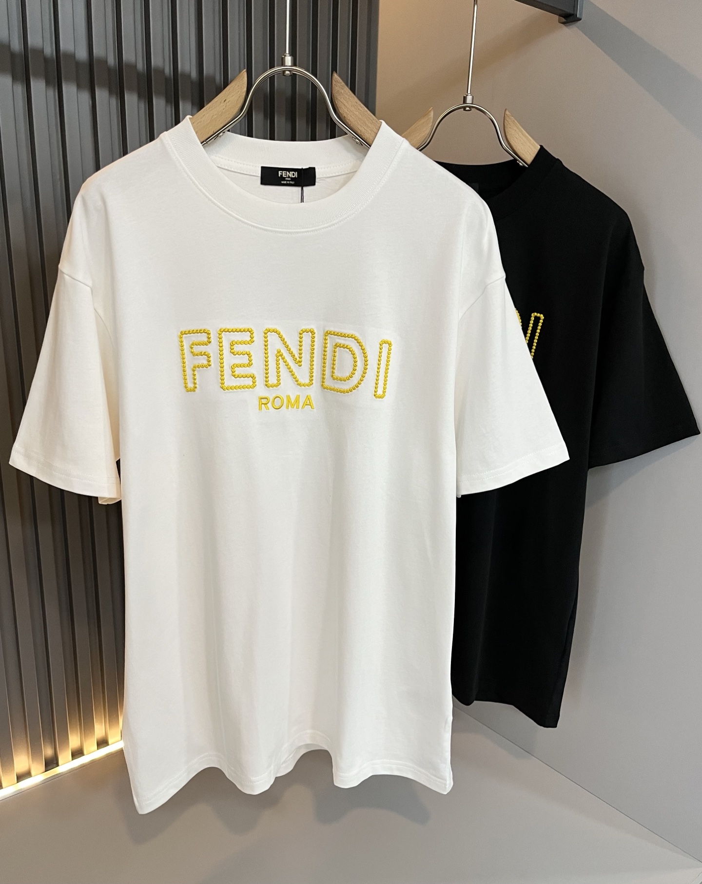 NO:439005,FEN*I FEN*Di's new spring and summer 2025 FD family FF men and women short-sleeved T-shirt, versatile and minimalist short-sleeved shirts for men and women. Original Italian orders, popular FD family items, simple and pure colors. The FD family's enduring iconic products, high-quality products with full representation and full specifications, and high-quality products that all FD fans are worth buying!  Pure Yidian channel orders, high-end and popular products from the FD family, very popular items at the moment, and embroidery decoration of the iconic letter logo pattern!  High-end goods worth keeping and giving away to others!  It is trendy and beautiful, with a full sense of trendy atmosphere, and has a very high level and specifications. It uses a very classic black and white color combination, giving people a strong visual impact and has a very high recognition. It is top-quality exclusive pure cotton fabric, created with a soft, delicate and comfortable touch, and has a very high-end and classy appearance!  Perfectly interprets the charm of the brand and leaves a deep impression. It is more fashionable and charming. It has simple, elegant and fashionable upper body, and is even more stressful for outfits!  The inner wear alone is very delicious and beautiful scenery that cannot be ignored!  Size S-2XL, fendi,dior,T-shirt,tees,t-shirt,alexander wang19860909FEN*I 芬*迪2025春夏新款FD家族FF男女同款短袖T恤,男女同款百搭极简短袖.意大利原厂订单,FD家族人气单品,简约纯色系打造.FD家族经久不衰的标志性臻品,代表性十足,规格感十足的精品,所有FD粉丝都值得抢购的精品！纯正意代渠道订单,FD家族的高奢人气爆款产物,当下十分火爆的单品,标志性字母logo图案刺绣修饰！值得自留和送人的高端货！新潮又好看,潮流气息感十足,档次规格感极高,并且采用十分经典的的黑白双色搭配,给人的视觉冲击感相当强烈,有着极高的辨识度,顶级专属纯棉面料,打造,触感柔软细腻舒适,品相相当高级有档次！完美诠释品牌魅力,给人留下深刻印象.更具时尚与韵味,上身简约大方时尚,对于穿搭更是毫无压力！单穿内搭都极有味道,不可忽视的靓丽风景线！ 尺码S-2XL,,fendi,dior,T-shirt,tees，t-shirt,alexander wang,Men's clothing