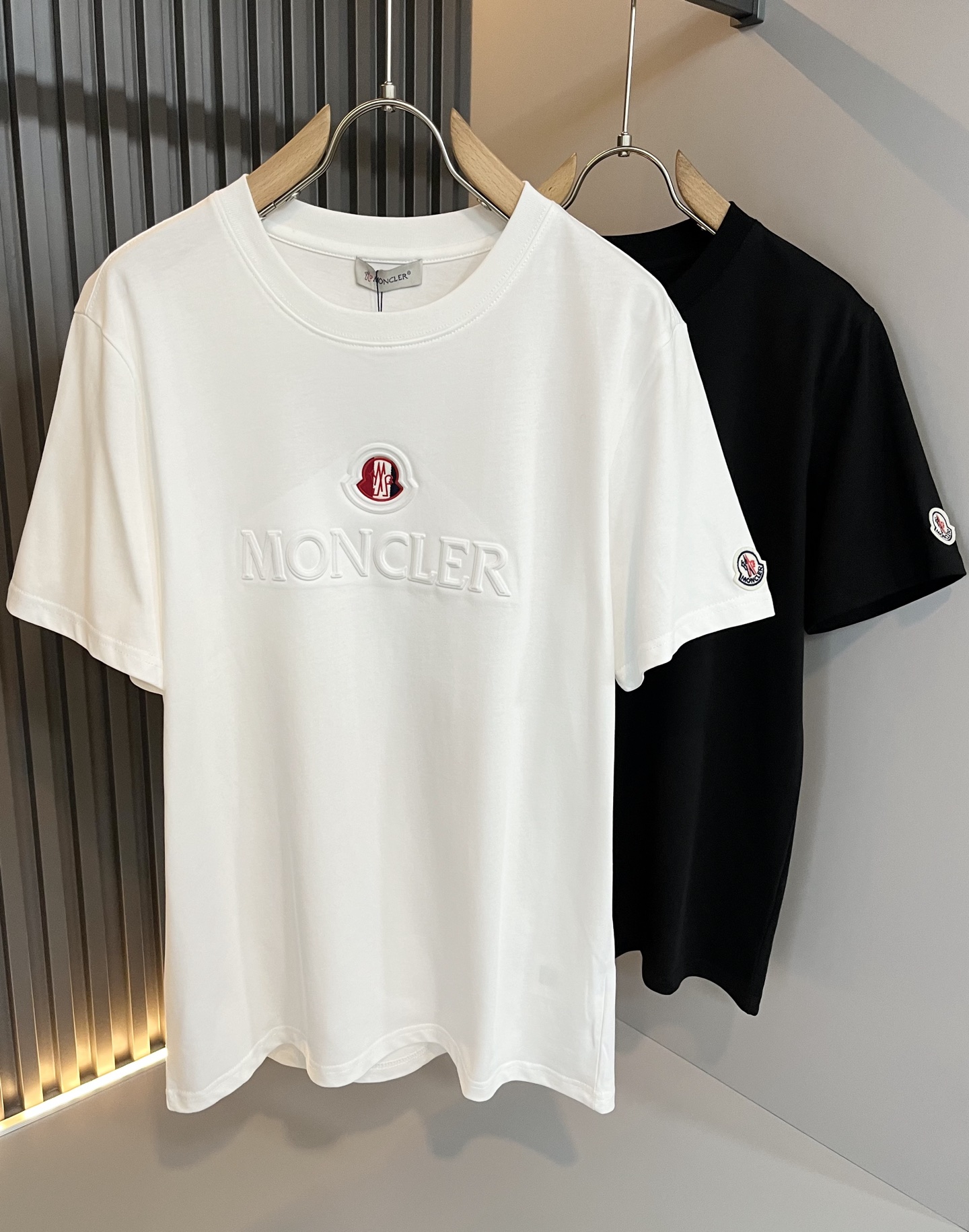 NO:439028,Moncler Mengjia 2025 Spring and Summer Latest Men and Women's Same Trade Order Short-sleeved T-shirt, Full Quality!  !  Internet celebrity style!  Use logo pattern to press glue design!  The upper body is comfortable and breathable, not stiff, and the overall three-dimensional feeling is rich. Quality export orders, customized exclusive pure cotton fabric tailoring to meet the simple needs of commuters for dressing. The upper body is very effective, slim and not picky about the figure. The fabric workmanship... Improper, only good craftsmanship can make you feel good and tasteful. A must-have item for everyone!  Size S-2XL, T-shirt,tees,t-shirt,alexander wang19860909Moncler蒙家 2025春夏最新男女同款贸易订单短袖T恤,全品相！！网红款！采用logo图案压胶设计！上身舒适透气,不僵硬,整体有着丰富的立体感,品质出口订单,定制专属纯棉面料剪裁,满足通勤人们对于着装的简约需求,上身效果很好,显瘦,不挑剔身材.面料做工....无可挑剔,好工艺好面料才能穿出好品味一款,人手必备单品！尺码S-2XL,,T-shirt,tees，t-shirt,alexander wang,Men's clothing