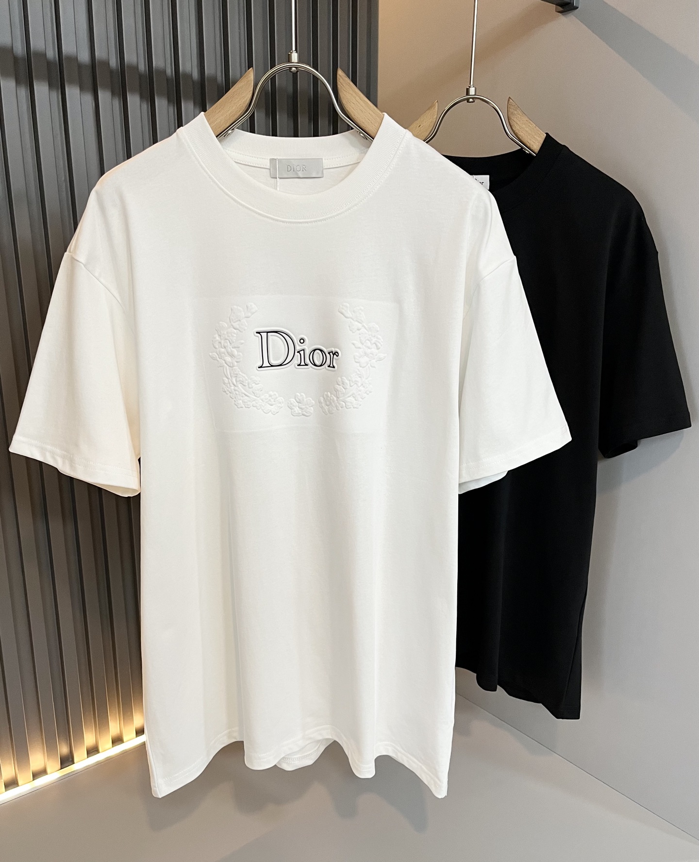 NO:439046,Dio*Dijia 2025 spring and summer new short-sleeved T-shirt for men and women, and the counter is available at the same time!  Customized exclusive 260g pure cotton fabric, customized original craft threads, chest logo pattern glue pressing technology design!  Simple and generous, calm and versatile, extremely high-end, perfectly integrated with fashion and style, a top fashionable style that perfectly suits the outside wear!  The overall feeling is natural!  The ultimate classic versatile short-sleeved T-shirt adopts the latest three-dimensional letter logo embossed elements design!  The ultimate perfection of heavy industry!  Fans who pursue high quality are please buy them by themselves, and all fans who know the goods are invited to appreciate this model together!  !  Color black white Size S-2XL,,dior,dior,T-shirt,tees,t-shirt,alexander wang19860909Dio*迪家 2025春夏新款男女同款短袖T恤,专柜同步发售！定制专属260克纯棉面料,定制原版工艺螺纹,胸前logo图案压胶工艺设计！简约大方,从容百搭,档次极高,完美融入时尚还有风情感一款完美符合外穿的顶尖时髦气质款！整体给人浑然天成的感觉！极致经典的百搭型短袖T恤,采用最新的立体字母logo压胶元素设计！极致的重工极致的完美！追求高品质的粉丝们请自行抢购,诚邀所有识货的粉丝一同鉴赏此款！！颜色黑色 白色 尺码S-2XL,,dior,dior,T-shirt,tees，t-shirt,alexander wang,Men's clothing