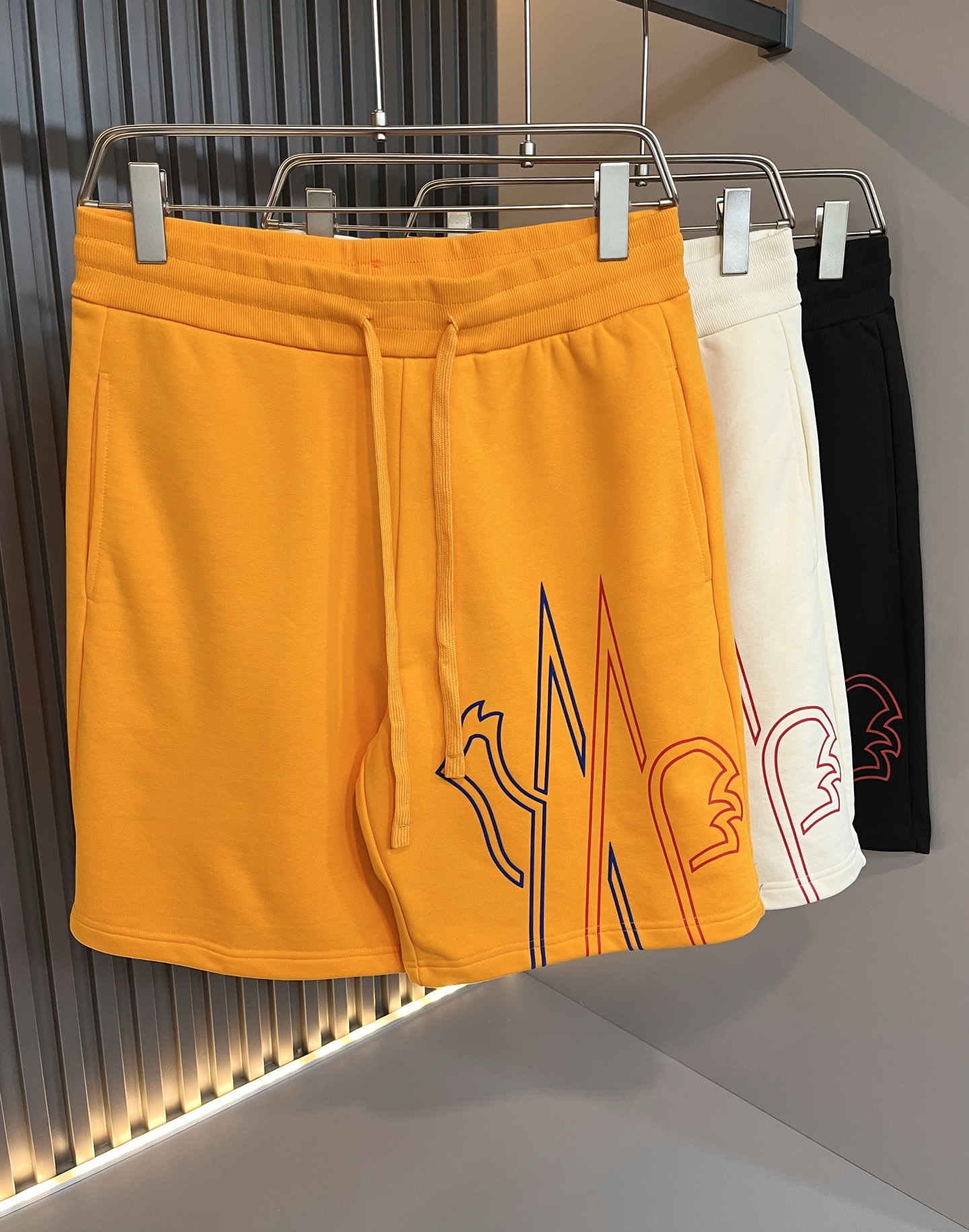 NO:438986,Moncler Mengjia 2025 Spring and Summer Men and Women Couple Style Latest Trade Order Casual Shorts!  Full quality!  !  Internet celebrity style!  The craftsmanship adopts logo printing design!  The upper body is comfortable and breathable, not stiff, and the overall three-dimensional feeling is rich. Quality export orders, customized exclusive pure cotton fabric tailoring to meet the simple needs of commuters for dressing. The upper body is very effective, it looks slim and does not picky about the figure. The fabric workmanship... Improper, customized original hardware auxiliary material design!  Only with good craftsmanship and good fabrics can you wear a good taste, a must-have item for everyone!  Size S-XL, shorts, alexander wang19860909Moncler蒙家 2025春夏男女同款情侣款最新的贸易订单休闲短裤！全品相！！网红款！工艺采用logo印花设计！上身舒适透气,不僵硬,整体有着丰富的立体感,品质出口订单,定制专属纯棉面料剪裁,满足通勤人们对于着装的简约需求,上身效果很好,显瘦,不挑剔身材.面料做工....无可挑剔,定制原版五金辅料设计！好工艺好面料才能穿出好品味一款,人手必备单品！尺码S-XL,,shorts,alexander wang,Men's clothing