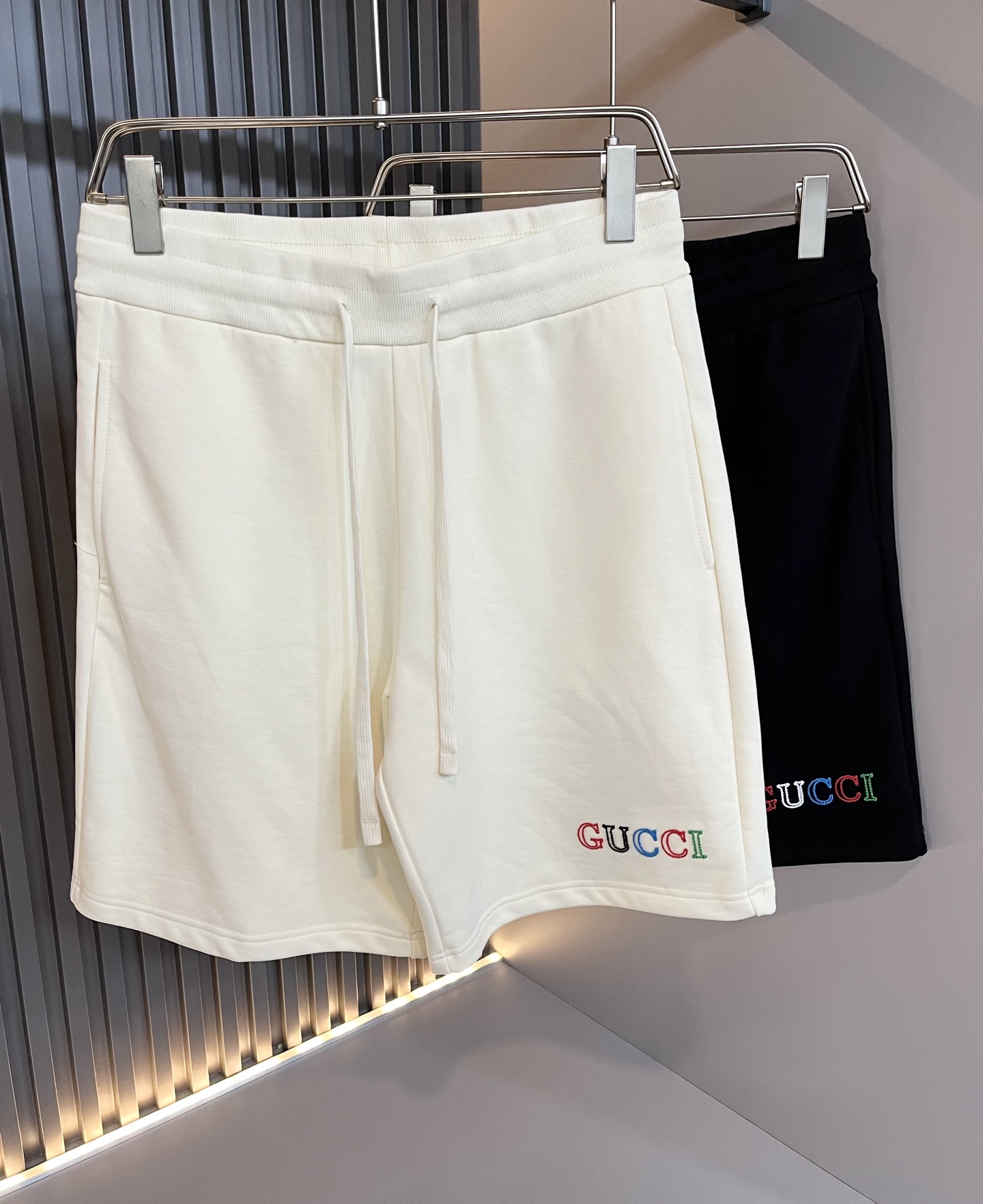 NO:438992,Gucc* Gujia 2025 Spring and Summer latest series of basic round necks for men and women, casual shorts for men and women, the same style for men and women!  Trading companies have sparse channels and are released on the official website at the same time!  New fashion elements design!  Letter logo pattern embroidery design!  Injecting full vitality into the new series, this T-shirt is carefully selected for imported pure cotton fabrics. The fabric feels skin-friendly and soft and delicate, and has an extremely comfortable and breathable wearing experience. The whole item is very eye-catching and fashionable, and is deeply loved by young people today!  Basic loose fitting cut, neutral style regardless of age or gender, suitable for matching all the styles and looks you need in your daily life!  It is recommended to wear couple outfits to go out on the street to make it more pleasing to the eye!  Size: S-XL, gucci, gucci, shorts, tees, t-shirt, alexander wang19860909Gucc*古家 2025春夏最新系列基础圆领男女同款休闲短裤,男女同款！贸易公司渠道稀出,同步官网发售 ！ 新时尚元素设计！字母logo图案刺绣设计！为全新系列注入满满活力,这款T恤衫用心甄选客供进口纯棉面料制成,面料手感亲肤柔软细腻,拥有着无比舒适透气性的穿着体验,整件单品极具吸睛度与时尚感,深受当下年轻人的喜爱！基础宽松版型裁剪,不分年龄与性别的中性款式,适合搭配你日常所需的所有风格与造型！建议搭配情侣装出街会更为养眼出色！尺码:S-XL,,gucci,gucci,shorts,tees，t-shirt,alexander wang,Men's clothing