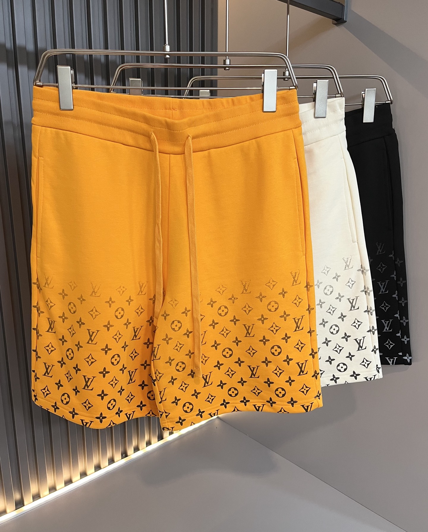 NO:439034,Louis Vuit*on Louis*den 2025 Spring and Summer Men and Women's Logo Casual Shorts, 2025 New Men and Women's Casual Shorts are launched, and it is another masterpiece that makes people shine!  Theme concept of the road *Vieden, design logo pattern glue modification!  You can immediately feel its uniqueness when worn on the body, with a strong brand style and a relaxed look that will make you the highlight of the public!  Just because I was planted at a glance, I had to use materials, handicrafts, design and other production processes to the extreme, and imported pure cotton fabrics!  Full cotton!  The texture of this model is quite touching, the specifications and grades are known at the tentacles. The delicateness and breathability are top-notch. It instantly kills all versions in the industry. The versatile and elegant style is popular all over the world as soon as it was released. Hollywood big names and celebrities and internet celebrities are all taking the lead in buying it. I recommend it by myself. I must buy a shorts for men and women this summer!  Size S-XL, louis vuitton,louis vuitton,shorts,alexander wang19860909Louis Vuit*on路易*登 2025春夏男女同款logo休闲短裤,2025新款男女同款休闲短裤上线了,又是一件让人眼前一亮的佳作！主题概念的路*威登,设计logo图案压胶修饰！穿上身马上就能感受到它的与众不同,品牌风格浓烈,轻松的能让你变成大众亮点！只因为一眼就被种草,喜欢就要任性用料、手工、 设计等各方面的制作工序都是做到了极致,百分百进口纯棉的面料！棉质饱满！此款的质感相当感人 触手便知规格档次 细腻程度与透气效果堪称顶级 秒杀业内一切版本的存在.百搭的气质款,一发布就火爆全球,好莱坞大咖 明星大V网红都纷纷抢先入手,自留墙裂推荐,今年夏天必入的一款短裤男女同款！ 尺码S-XL,,louis vuitton,louis vuitton,shorts,alexander wang,Men's clothing