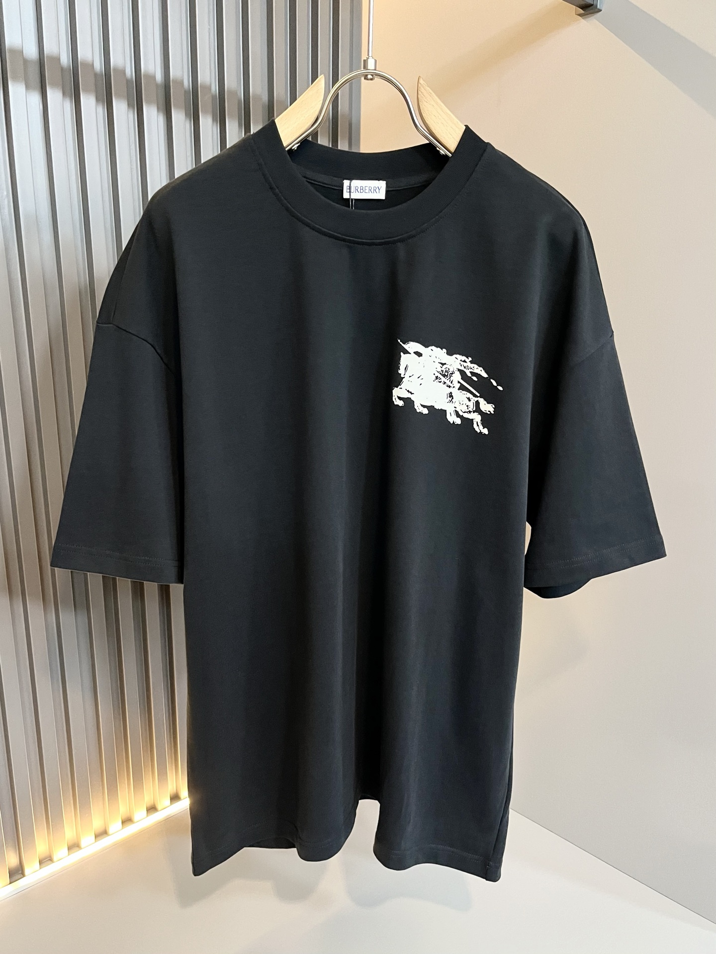 NO:447656,Bur*erry 2025 spring and summer new men and women's same casual suit, the latest brand design elements!  Neither monotonous nor complicated, the benefits show taste!  Customer-supplied top-quality custom glue press logo design!  Comfortable, sweat-absorbing and breathable, the unique high-end fabric presents a simple and elegant temperament!  Customized original logo pattern glue pressing design!  Full three-dimensional! Standard cutting design!  Every detail is a synchronized with high-end fashion. Size: M-2XL, burberry, alexander wang19860909Bur*erry 巴*莉 2025春夏新款男女同款休闲套装,品牌最新设计元素！既不单调也不复杂,好处的展现品味！客供顶级定制压胶logo设计！舒适吸汗透气根本不在话下,面料独具的高奢感呈现简约优雅气质！定制原版logo图案压胶设计！饱满立体!标准裁剪设计！每一处细节都是与高端时尚同步的体现.尺码:M-2XL,,burberry,alexander wang,Men's clothing