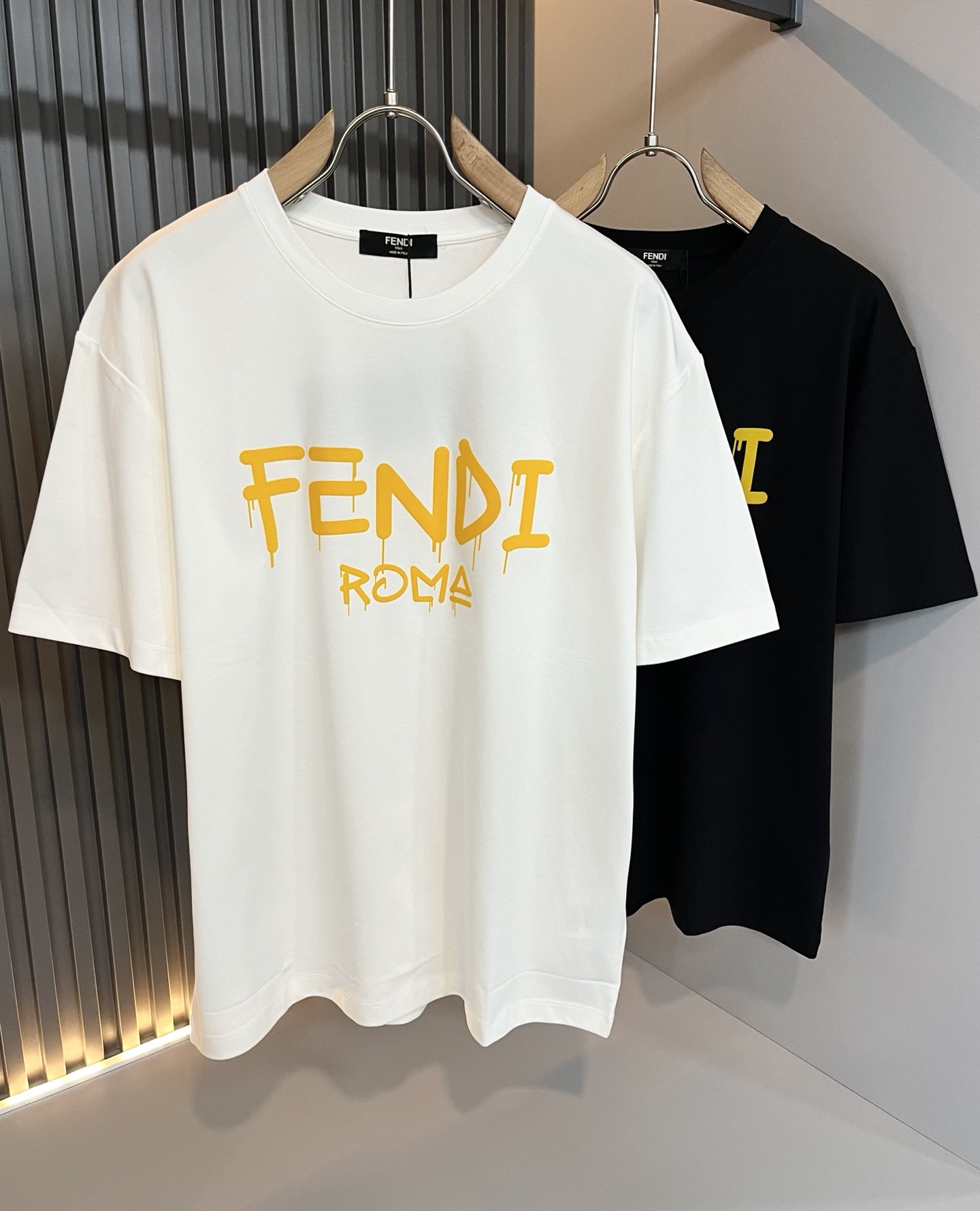 NO:438998,FEN*I FEN*Di's new spring and summer 2025 FD family FF men and women short-sleeved T-shirt, versatile and minimalist short-sleeved shirts for men and women. Original Italian orders, popular FD family items, simple and pure colors. The FD family's enduring iconic products, high-quality products with full representation and full specifications, and high-quality products that all FD fans are worth buying!  Pure Yidian channel orders, high-end and popular products from the FD family, very popular items at the moment, and iconic letter logo pattern velvet modification!  High-end goods worth keeping and giving away to others!  It is trendy and beautiful, with a full sense of trendy atmosphere, and has a very high level and specifications. It uses a very classic black and white color combination, giving people a strong visual impact and has a very high recognition. It is top-quality exclusive pure cotton fabric, created with a soft, delicate and comfortable touch, and has a very high-end and classy appearance!  Perfectly interprets the charm of the brand and leaves a deep impression. It is more fashionable and charming. It has simple, elegant and fashionable upper body, and is even more stressful for outfits!  The inner wear alone is very delicious and beautiful scenery that cannot be ignored!  Size M-3XL, fendi,dior,T-shirt,tees,t-shirt,alexander wang19860909FEN*I 芬*迪2025春夏新款FD家族FF男女同款短袖T恤,男女同款百搭极简短袖.意大利原厂订单,FD家族人气单品,简约纯色系打造.FD家族经久不衰的标志性臻品,代表性十足,规格感十足的精品,所有FD粉丝都值得抢购的精品！纯正意代渠道订单,FD家族的高奢人气爆款产物,当下十分火爆的单品,标志性字母logo图案压绒修饰！值得自留和送人的高端货！新潮又好看,潮流气息感十足,档次规格感极高,并且采用十分经典的的黑白双色搭配,给人的视觉冲击感相当强烈,有着极高的辨识度,顶级专属纯棉面料,打造,触感柔软细腻舒适,品相相当高级有档次！完美诠释品牌魅力,给人留下深刻印象.更具时尚与韵味,上身简约大方时尚,对于穿搭更是毫无压力！单穿内搭都极有味道,不可忽视的靓丽风景线！ 尺码M-3XL,,fendi,dior,T-shirt,tees，t-shirt,alexander wang,Men's clothing
