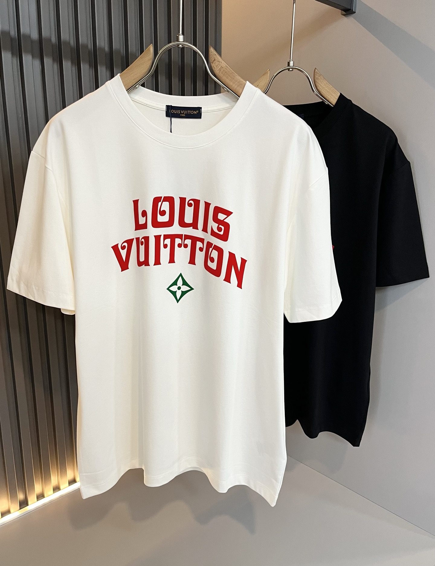 NO:439063,LouisVuitt*Louis*Deng The new series of spring and summer 2025 products are launched, a very fashionable and avant-garde short-sleeved T-shirt for men and women, with logo pattern velvet modification!  Different from the past, it declares the design concept of brand inheritance!  Its eye-catchingness is no less than any classic style, perfectly presenting the fashionable, high-end and luxurious feeling in front of the world!  Made of imported 260 grams of cotton, selected high-quality pure cotton fabrics, soft and soft to the touch, the real thing is definitely beyond your imagination, close to the body and breathable, even if you sweat profusely, you will not feel greasy or stuffy, and will bring sweating and moisture absorption to the extreme!  Size M-3XL, louis vuitton,louis vuitton,t-shirt,tees,t-shirt,alexander wang19860909LouisVuitt*路易*登 2025春夏全新系列单品上线,非常时髦前卫的一款男女同款短袖T恤,标识logo图案压绒修饰！区别于以往的不同,宣示品牌传承的设计理念！其吸睛度完全不亚于任何经典款式,将时髦高级感与奢华感完美呈现在世人眼前！客供进口260克全棉材质制成,精选优质纯棉面料,触感软糯亲肤细腻,实物到手绝对超乎你的想象,贴身无比舒适透气,即便是汗流浃背也不会有腻身及闷热感可言,将排汗吸湿性发挥到了极致！尺码M-3XL,,louis vuitton,louis vuitton,T-shirt,tees，t-shirt,alexander wang,Men's clothing