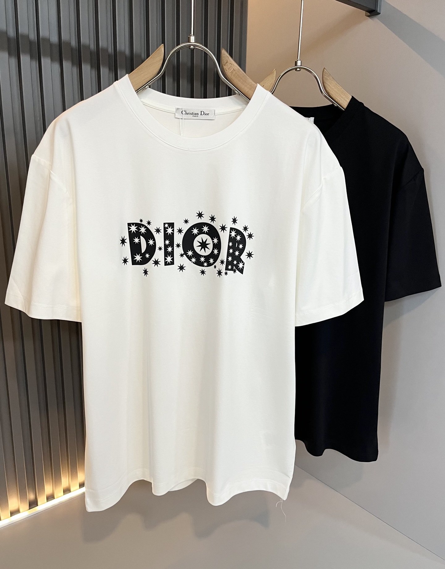 NO:439011,Dio*Dijia 2025 spring and summer new short-sleeved T-shirt for men and women, and the counter is available at the same time!  Customized exclusive 260g pure cotton fabric, customized original craft threads, chest logo pattern glue pressing technology design!  Simple and generous, calm and versatile, extremely high-end, perfectly integrated with fashion and style, a top fashionable style that perfectly suits the outside wear!  The overall feeling is natural!  The ultimate classic versatile short-sleeved T-shirt adopts the latest three-dimensional letter logo embossed elements design!  The ultimate perfection of heavy industry!  Fans who pursue high quality are please buy them by themselves, and all fans who know the goods are invited to appreciate this model together!  !  Color black white Size M-3XL,,dior,dior,T-shirt,tees,t-shirt,alexander wang19860909Dio*迪家 2025春夏新款男女同款短袖T恤,专柜同步发售！定制专属260克纯棉面料,定制原版工艺螺纹,胸前logo图案压胶工艺设计！简约大方,从容百搭,档次极高,完美融入时尚还有风情感一款完美符合外穿的顶尖时髦气质款！整体给人浑然天成的感觉！极致经典的百搭型短袖T恤,采用最新的立体字母logo压胶元素设计！极致的重工极致的完美！追求高品质的粉丝们请自行抢购,诚邀所有识货的粉丝一同鉴赏此款！！颜色黑色 白色 尺码M-3XL,,dior,dior,T-shirt,tees，t-shirt,alexander wang,Men's clothing