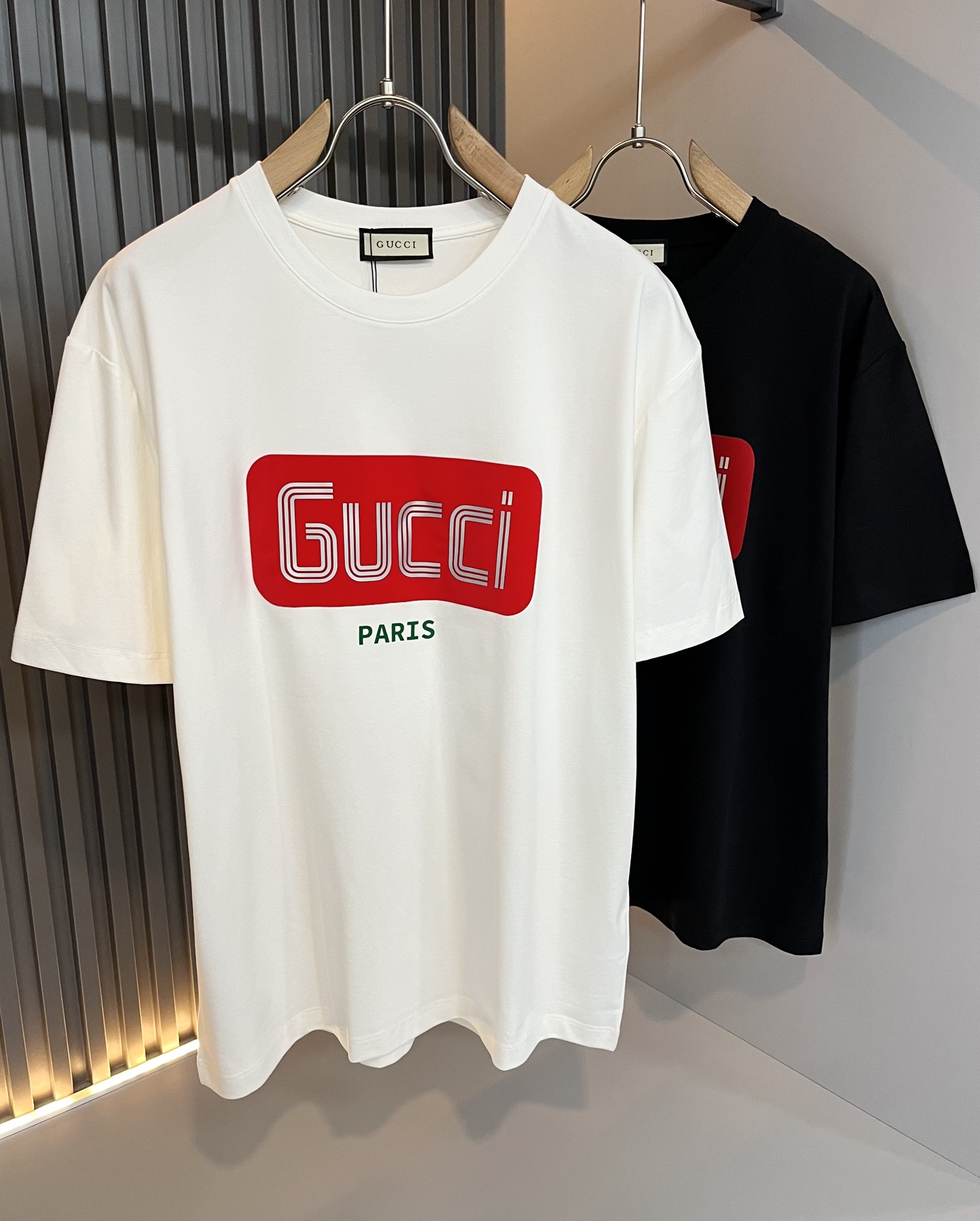 NO:439023,Gucc* Gujia 2025 spring and summer new style for men and women couples casual loose cotton round neck short-sleeved T-shirt!  Trading companies have sparse channels and are released on the official website at the same time!  The latest series of spring and summer 2025, classic fashion design elements, injecting full vitality into the new series. This T-shirt is carefully selected for customers to use imported cotton fabrics. The fabric feels skin-friendly and soft and delicate, and the body logo is velvet-pressed!  It has an extremely comfortable and breathable wearing experience. The whole item is very eye-catching and fashionable, and is deeply loved by young people today!  The loose round neck cut is a neutral style regardless of age and gender, suitable for matching all the styles and looks you need in your daily life!  It is recommended to wear couple outfits to go out on the street to make it more pleasing to the eye!  Size M-3XL, gucci, gucci, T-shirt, tees, t-shirt, alexander wang19860909Gucc*古家 2025春夏新款男女同情侣款休闲宽松棉质圆领短袖T恤衫！贸易公司渠道稀出,同步官网发售 ！ 2025春夏最新系列,经典时尚设计元素,为全新系列注入满满活力,这款T恤衫用心甄选客供进口棉面料制成,面料手感亲肤柔软细腻,衣身logo压绒设计！拥有着无比舒适透气性的穿着体验,整件单品极具吸睛度与时尚感,深受当下年轻人的喜爱！基础宽松的圆领版型裁剪,不分年龄与性别的中性款式,适合搭配你日常所需的所有风格与造型！建议搭配情侣装出街会更为养眼出色！尺码M-3XL,,gucci,gucci,T-shirt,tees，t-shirt,alexander wang,Men's clothing