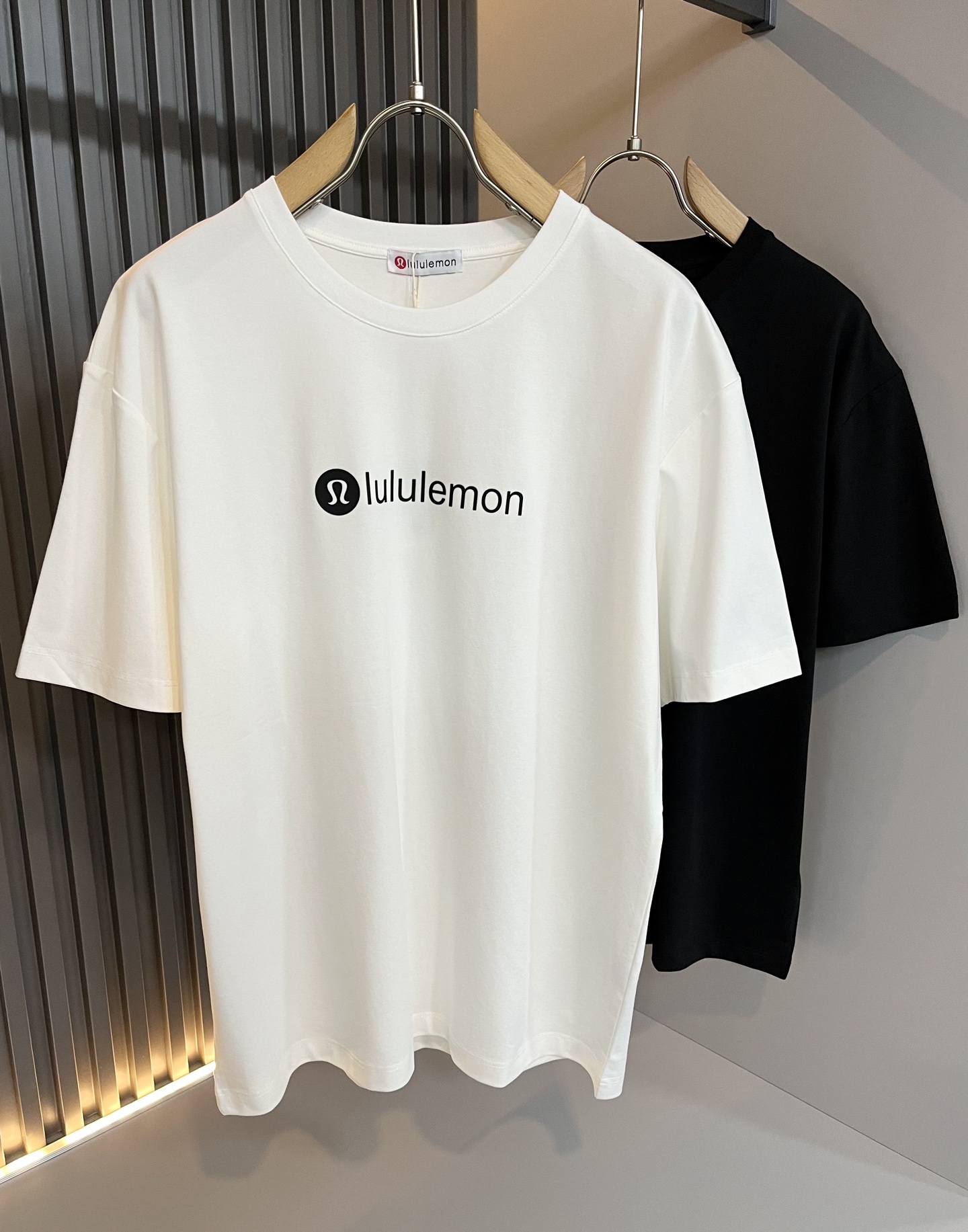 NO:449798,lululemon 2025 spring and summer new short-sleeved T-shirt for men and women, original Italian order channel, very personalized and high-end style, logo pattern glue pressing technology design!  Couple pure cotton short-sleeved T-shirt!  !  The latest fashion trends and popular products are here, and it is another simple and high-end fashion item. It is a fashion product with very high-end outfit charm. It is a must-have item for fashion trends!  Original Italian manufacturer channels, special-level orders, and released at the same time as Hong Kong, Macao and Taiwan buyers. This model is also the latest popular product of Luo Yiweijia this year and the most classic product. Its specifications and grades are beyond doubt!  !  The choice is very diverse, and it can be said that this model naturally has a fresh and natural feeling, showing the brand charm and high-end feeling. The texture of this model is very good, and the heavy weight and brilliant skin-friendliness that can be seen with hands are even better, and it is a complete enjoyment of wearing!  !  Size: M-3XL, loewe, T-shirt,tees, t-shirt,alexander wang19860909lululemon 露露乐蒙 2025春夏新款男女同款短袖T恤,意大利原厂订单渠道,极具个性高级风,标志logo图案压胶工艺设计！情侣款纯棉短袖T恤！！最新时尚潮流人气产物驾到,又是一款简约高级的时尚单品,穿搭魅力十分高级不俗的时尚产物 ,时尚潮流必备单品！意大利原厂渠道,特供级别订单,同步港澳台买手店发布,此款也是罗意威家今年的最新人气产物,也是最经典的产物,其规格跟档次更是毋庸置疑！！ 选择极具多样化,言而喻此款自然具备那种清新自然的感觉,彰显品牌魅力与高级感,此款的质感十分的到位,用手可以感知的重磅跟出彩亲肤程度更是上佳,十足的穿着享受！！尺码: M-3XL,,loewe,T-shirt,tees，t-shirt,alexander wang,Men's clothing