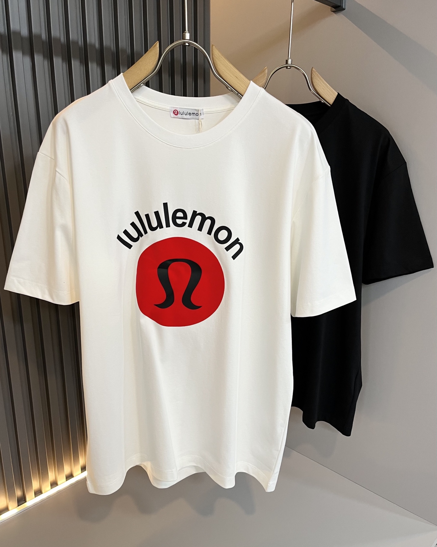 NO:461168,lululemon 2025 spring and summer new short-sleeved T-shirt for men and women, original Italian order channel, very personalized and high-end style, logo pattern glue pressing technology design!  Couple pure cotton short-sleeved T-shirt!  !  The latest fashion trends and popular products are here, and it is another simple and high-end fashion item. It is a fashion product with very high-end outfit charm. It is a must-have item for fashion trends!  Original Italian manufacturer channels, special-level orders, and released at the same time as Hong Kong, Macao and Taiwan buyers. This model is also the latest popular product of Luo Yiweijia this year and the most classic product. Its specifications and grades are beyond doubt!  !  The choice is very diverse, and it can be said that this model naturally has a fresh and natural feeling, showing the brand charm and high-end feeling. The texture of this model is very good, and the heavy weight and brilliant skin-friendliness that can be seen with hands are even better, and it is a complete enjoyment of wearing!  !  Size: M-3XL, loewe, T-shirt,tees, t-shirt,alexander wang19860909lululemon 露露乐蒙 2025春夏新款男女同款短袖T恤,意大利原厂订单渠道,极具个性高级风,标志logo图案压胶工艺设计！情侣款纯棉短袖T恤！！最新时尚潮流人气产物驾到,又是一款简约高级的时尚单品,穿搭魅力十分高级不俗的时尚产物 ,时尚潮流必备单品！意大利原厂渠道,特供级别订单,同步港澳台买手店发布,此款也是罗意威家今年的最新人气产物,也是最经典的产物,其规格跟档次更是毋庸置疑！！ 选择极具多样化,言而喻此款自然具备那种清新自然的感觉,彰显品牌魅力与高级感,此款的质感十分的到位,用手可以感知的重磅跟出彩亲肤程度更是上佳,十足的穿着享受！！尺码: M-3XL,,loewe,T-shirt,tees，t-shirt,alexander wang,Men's clothing