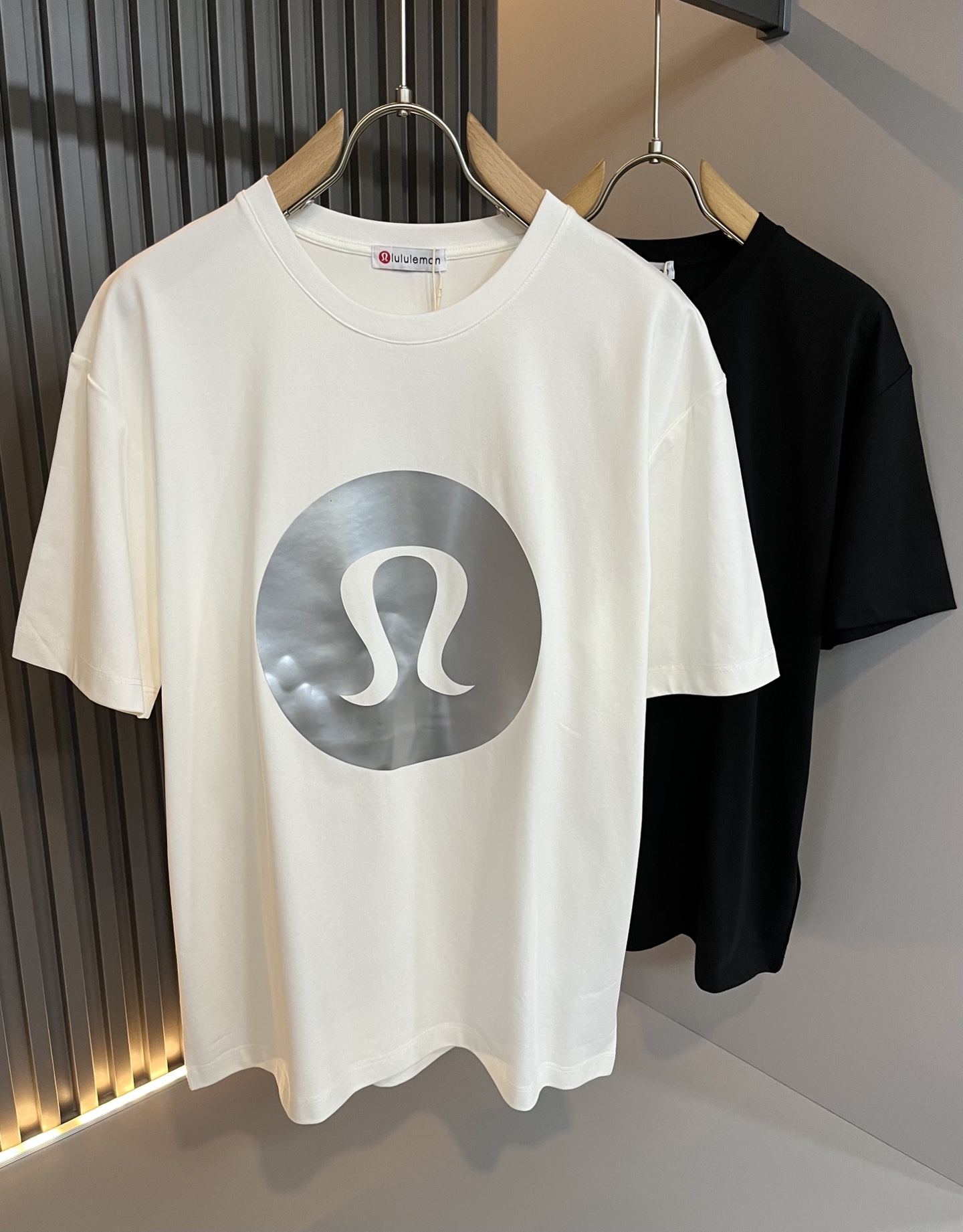 NO:439031,lululemon 2025 spring and summer new short-sleeved T-shirt for men and women, original Italian order channel, very personalized and high-end style, logo pattern glue pressing technology design!  Couple pure cotton short-sleeved T-shirt!  !  The latest fashion trends and popular products are here, and it is another simple and high-end fashion item. It is a fashion product with very high-end outfit charm. It is a must-have item for fashion trends!  Original Italian manufacturer channels, special-level orders, and released at the same time as Hong Kong, Macao and Taiwan buyers. This model is also the latest popular product of Luo Yiweijia this year and the most classic product. Its specifications and grades are beyond doubt!  !  The choice is very diverse, and it can be said that this model naturally has a fresh and natural feeling, showing the brand charm and high-end feeling. The texture of this model is very good, and the heavy weight and brilliant skin-friendliness that can be seen with hands are even better, and it is a complete enjoyment of wearing!  !  Size: M-3XL, loewe, T-shirt,tees, t-shirt,alexander wang19860909lululemon 露露乐蒙 2025春夏新款男女同款短袖T恤,意大利原厂订单渠道,极具个性高级风,标志logo图案压胶工艺设计！情侣款纯棉短袖T恤！！最新时尚潮流人气产物驾到,又是一款简约高级的时尚单品,穿搭魅力十分高级不俗的时尚产物 ,时尚潮流必备单品！意大利原厂渠道,特供级别订单,同步港澳台买手店发布,此款也是罗意威家今年的最新人气产物,也是最经典的产物,其规格跟档次更是毋庸置疑！！ 选择极具多样化,言而喻此款自然具备那种清新自然的感觉,彰显品牌魅力与高级感,此款的质感十分的到位,用手可以感知的重磅跟出彩亲肤程度更是上佳,十足的穿着享受！！尺码: M-3XL,,loewe,T-shirt,tees，t-shirt,alexander wang,Men's clothing