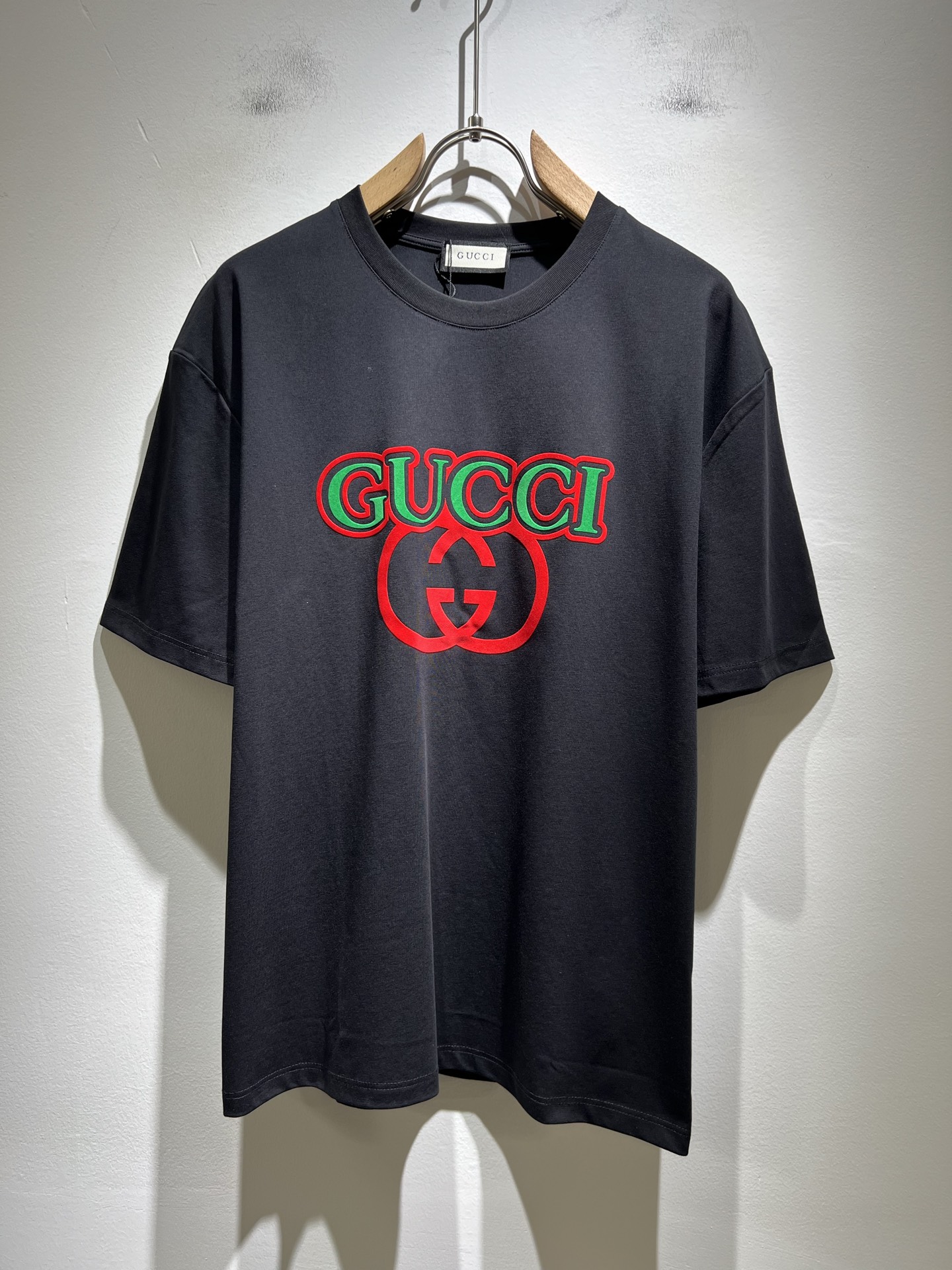 NO:439083,Gucc* Gujia 2025 spring and summer new style for men and women couples casual loose cotton round neck short-sleeved T-shirt!  Trading companies have sparse channels and are released on the official website at the same time!  The latest series of spring and summer 2025, classic fashion design elements, injecting full vitality into the new series. This T-shirt is carefully selected for customers to use imported cotton fabrics. The fabric feels skin-friendly and soft and delicate, and the body logo is velvet-pressed!  It has an extremely comfortable and breathable wearing experience. The whole item is very eye-catching and fashionable, and is deeply loved by young people today!  The loose round neck cut is a neutral style regardless of age and gender, suitable for matching all the styles and looks you need in your daily life!  It is recommended to wear couple outfits to go out on the street to make it more pleasing to the eye!  Size M-3XL, gucci, gucci, T-shirt, tees, t-shirt, alexander wang19860909Gucc*古家 2025春夏新款男女同情侣款休闲宽松棉质圆领短袖T恤衫！贸易公司渠道稀出,同步官网发售 ！ 2025春夏最新系列,经典时尚设计元素,为全新系列注入满满活力,这款T恤衫用心甄选客供进口棉面料制成,面料手感亲肤柔软细腻,衣身logo压绒设计！拥有着无比舒适透气性的穿着体验,整件单品极具吸睛度与时尚感,深受当下年轻人的喜爱！基础宽松的圆领版型裁剪,不分年龄与性别的中性款式,适合搭配你日常所需的所有风格与造型！建议搭配情侣装出街会更为养眼出色！尺码M-3XL,,gucci,gucci,T-shirt,tees，t-shirt,alexander wang,Men's clothing