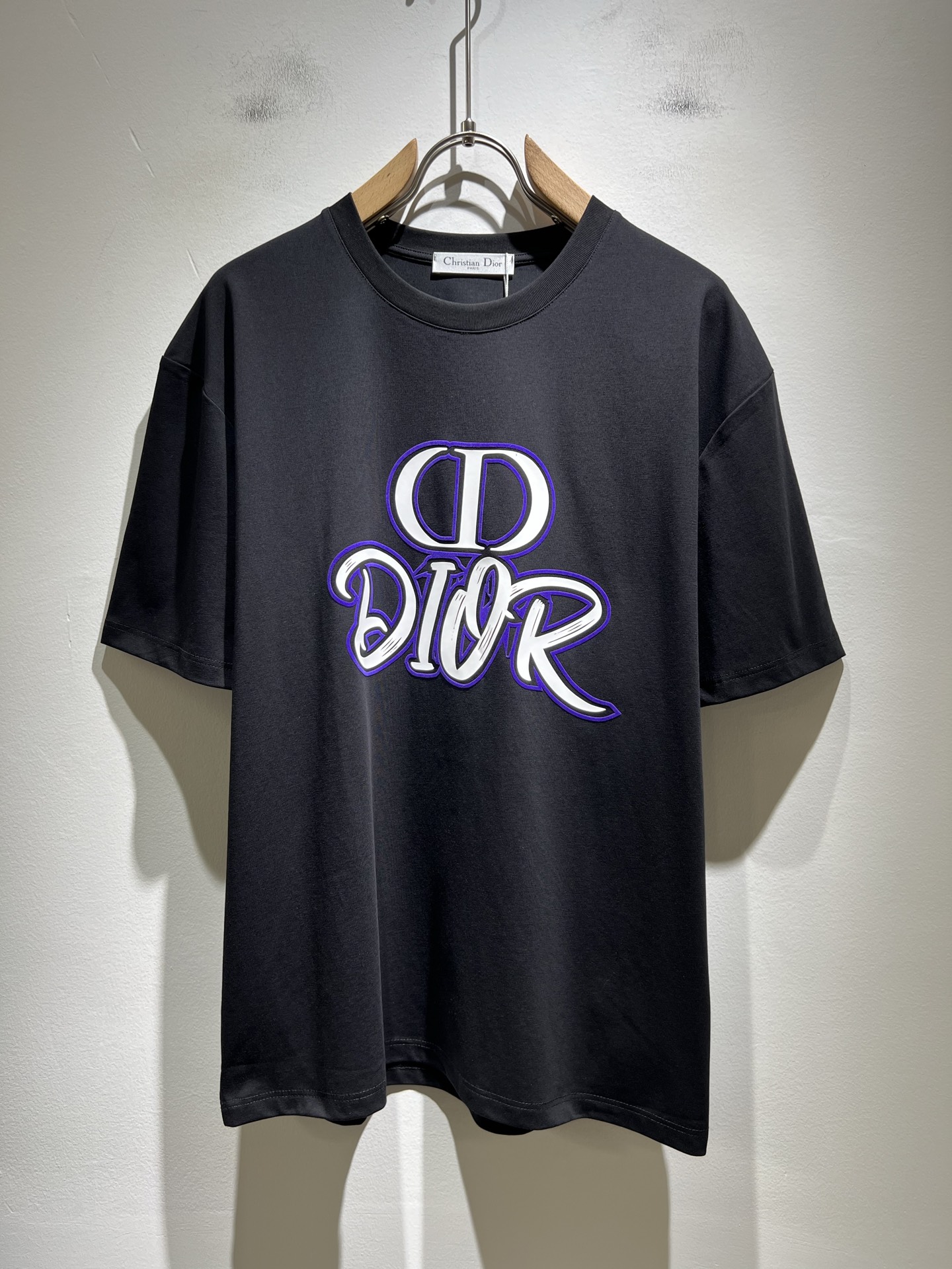 NO:439102,Dio*Dijia 2025 spring and summer new short-sleeved T-shirt for men and women, and the counter is available at the same time!  Customized exclusive 260g pure cotton fabric, customized original craft threads, chest logo pattern glue pressing technology design!  Simple and generous, calm and versatile, extremely high-end, perfectly integrated with fashion and style, a top fashionable style that perfectly suits the outside wear!  The overall feeling is natural!  The ultimate classic versatile short-sleeved T-shirt adopts the latest three-dimensional letter logo embossed elements design!  The ultimate perfection of heavy industry!  Fans who pursue high quality are please buy them by themselves, and all fans who know the goods are invited to appreciate this model together!  !  Color black white Size M-3XL,,dior,dior,T-shirt,tees,t-shirt,alexander wang19860909Dio*迪家 2025春夏新款男女同款短袖T恤,专柜同步发售！定制专属260克纯棉面料,定制原版工艺螺纹,胸前logo图案压胶工艺设计！简约大方,从容百搭,档次极高,完美融入时尚还有风情感一款完美符合外穿的顶尖时髦气质款！整体给人浑然天成的感觉！极致经典的百搭型短袖T恤,采用最新的立体字母logo压胶元素设计！极致的重工极致的完美！追求高品质的粉丝们请自行抢购,诚邀所有识货的粉丝一同鉴赏此款！！颜色黑色 白色 尺码M-3XL,,dior,dior,T-shirt,tees，t-shirt,alexander wang,Men's clothing