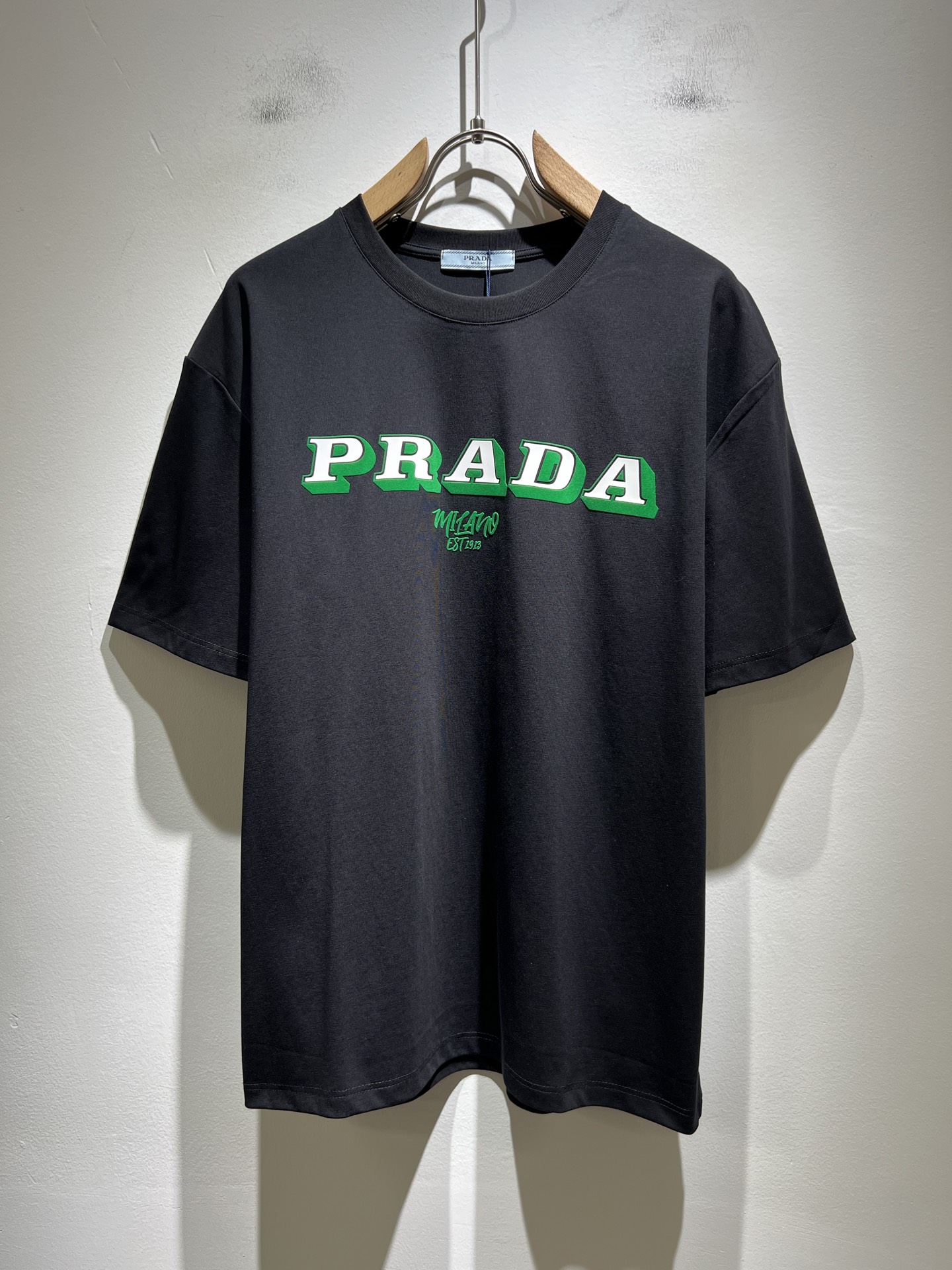 NO:439056,PRAD*A Pu*da 2025 spring and summer new short-sleeved T-shirt for men and women, the latest model is exclusively available on the entire network!  !  ~ It is classic and fashionable and versatile, who doesn’t like it? It will show the classic again. It is very pleasing to the eye and comes with a low luxury halo and recognition!  Pr*da's traditional brand concept and modern advanced technology are perfectly combined. Coupled with the extremely modern and simple design, the p-fabricated logo pattern design is exclusive to the p-fabricated logo!  Customized 100% imported pure cotton fabric!  The texture of this model is quite touching, the specifications and grades are known with tentacles. The degree of delicateness and breathability are top-notch!  Size M-3XL, prada, T-shirt,tees, t-shirt,alexander wang19860909PRAD*A普*达2025春夏新款男女同款短袖T恤,最新款全网独家首上！！~既经典有时尚百搭,谁不爱啊,将经典再次展现,非常的耐看,自带低奢光环与辨识度！Pr*da传统的品牌理念和现代化的先进技术进行了完美结合.加上极其现代摩登风范的简约设计,p家专属logo图案压绒设计！定制百分百进口纯棉面料！此款的质感相当感人 触手便知规格档次 细腻程度与透气效果堪称顶级！尺码M-3XL,,prada,T-shirt,tees，t-shirt,alexander wang,Men's clothing