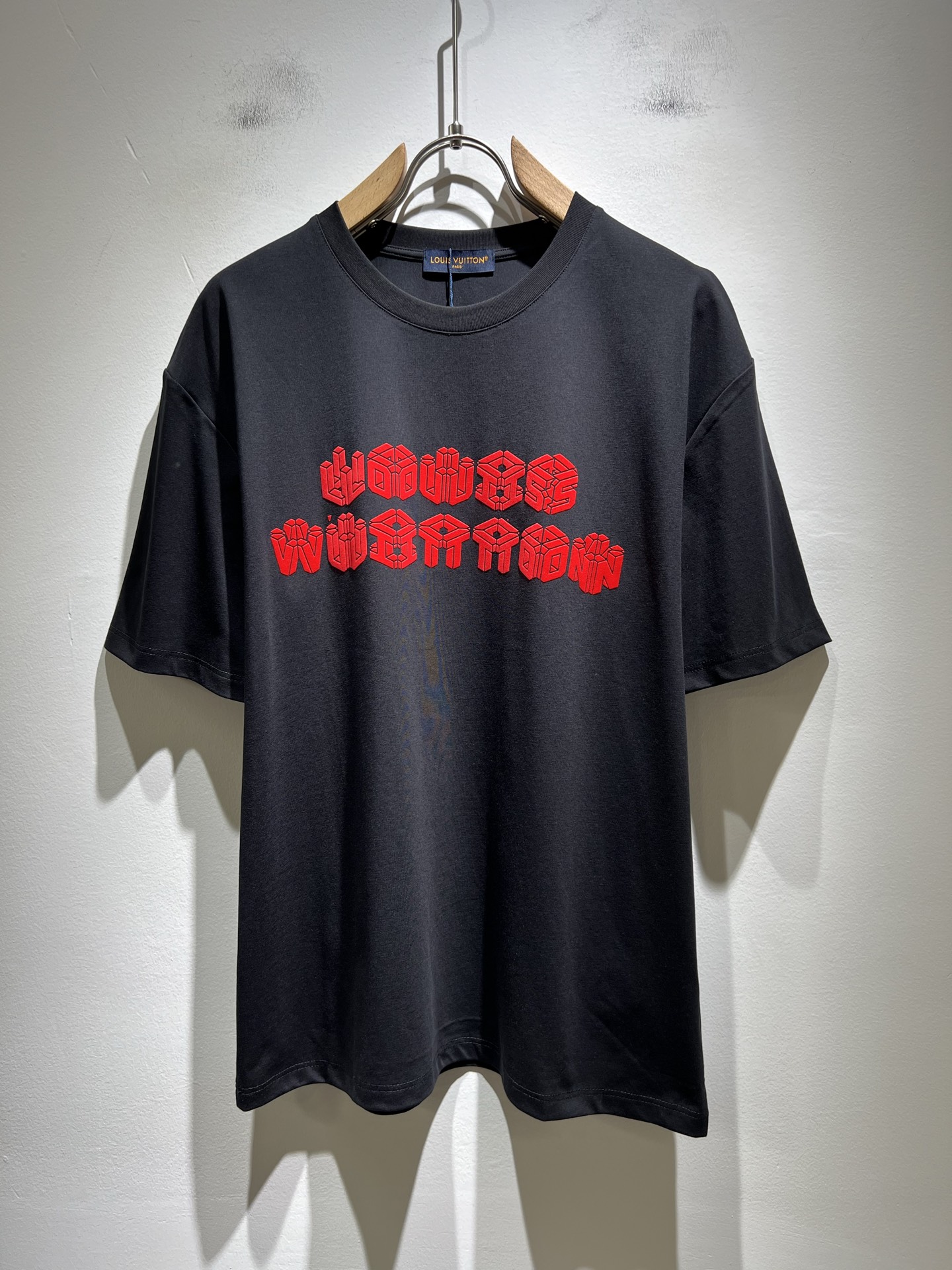 NO:439070,LouisVuitt*Louis*Deng The new series of spring and summer 2025 products are launched, a very fashionable and avant-garde short-sleeved T-shirt for men and women, with logo pattern velvet modification!  Different from the past, it declares the design concept of brand inheritance!  Its eye-catchingness is no less than any classic style, perfectly presenting the fashionable, high-end and luxurious feeling in front of the world!  Made of imported 260 grams of cotton, selected high-quality pure cotton fabrics, soft and soft to the touch, the real thing is definitely beyond your imagination, close to the body and breathable, even if you sweat profusely, you will not feel greasy or stuffy, and will bring sweating and moisture absorption to the extreme!  Size M-3XL, louis vuitton,louis vuitton,t-shirt,tees,t-shirt,alexander wang19860909LouisVuitt*路易*登 2025春夏全新系列单品上线,非常时髦前卫的一款男女同款短袖T恤,标识logo图案压绒修饰！区别于以往的不同,宣示品牌传承的设计理念！其吸睛度完全不亚于任何经典款式,将时髦高级感与奢华感完美呈现在世人眼前！客供进口260克全棉材质制成,精选优质纯棉面料,触感软糯亲肤细腻,实物到手绝对超乎你的想象,贴身无比舒适透气,即便是汗流浃背也不会有腻身及闷热感可言,将排汗吸湿性发挥到了极致！尺码M-3XL,,louis vuitton,louis vuitton,T-shirt,tees，t-shirt,alexander wang,Men's clothing