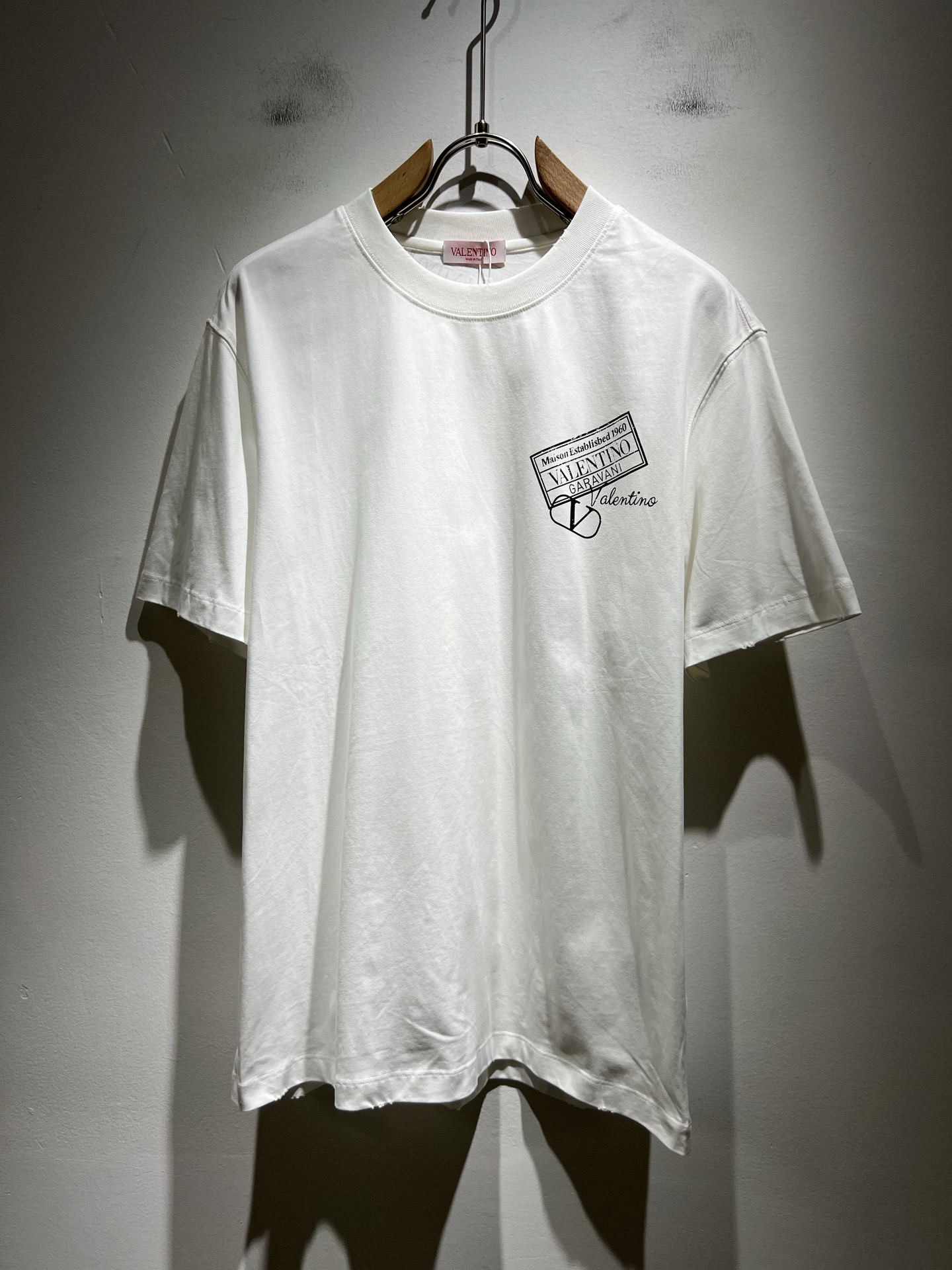 NO:439090,VALENTI*O Warren*nu~Counter style, 2025 spring and summer new short-sleeved T-shirt, front and rear logo printing design!  Simple, fashionable and young, versatile style, and a young and elegant upper body feel!  It will never be outdated. All major counters are listed simultaneously. The orders of goods, workmanship and details of the foreign trade full-quality trading company are very well-established, and they are very particular. The fabric is made of high-quality cotton fabric!  The upper body is comfortable and breathable, and the overall feels very crisp. It is worn on a daily basis. Whether it is worn alone or in the inner wear, it is simple and brilliant. Casual men and women should not miss it. Size M-5XL, valentino, valentino, T-shirt, tees, t-shirt, alexander wang19860909VALENTI*O华伦*奴～柜台款、2025春夏新款短袖T恤,前后logo印花设计！简单时尚而年轻,百搭风格,上身感很年轻优雅！永远不会过时.各大柜台同步上市,外贸全品相贸易公司订单货品,做工和细节部位非常到位,非常讲究.合体的剪裁.面料采用优质棉面料！上身舒适透气,整体又有很好的挺括感,日常基础穿着.不管单穿还是内搭,简简单单就很出彩,休闲男女不容错过.尺码M-5XL,,valentino,valentino,T-shirt,tees，t-shirt,alexander wang,Men's clothing