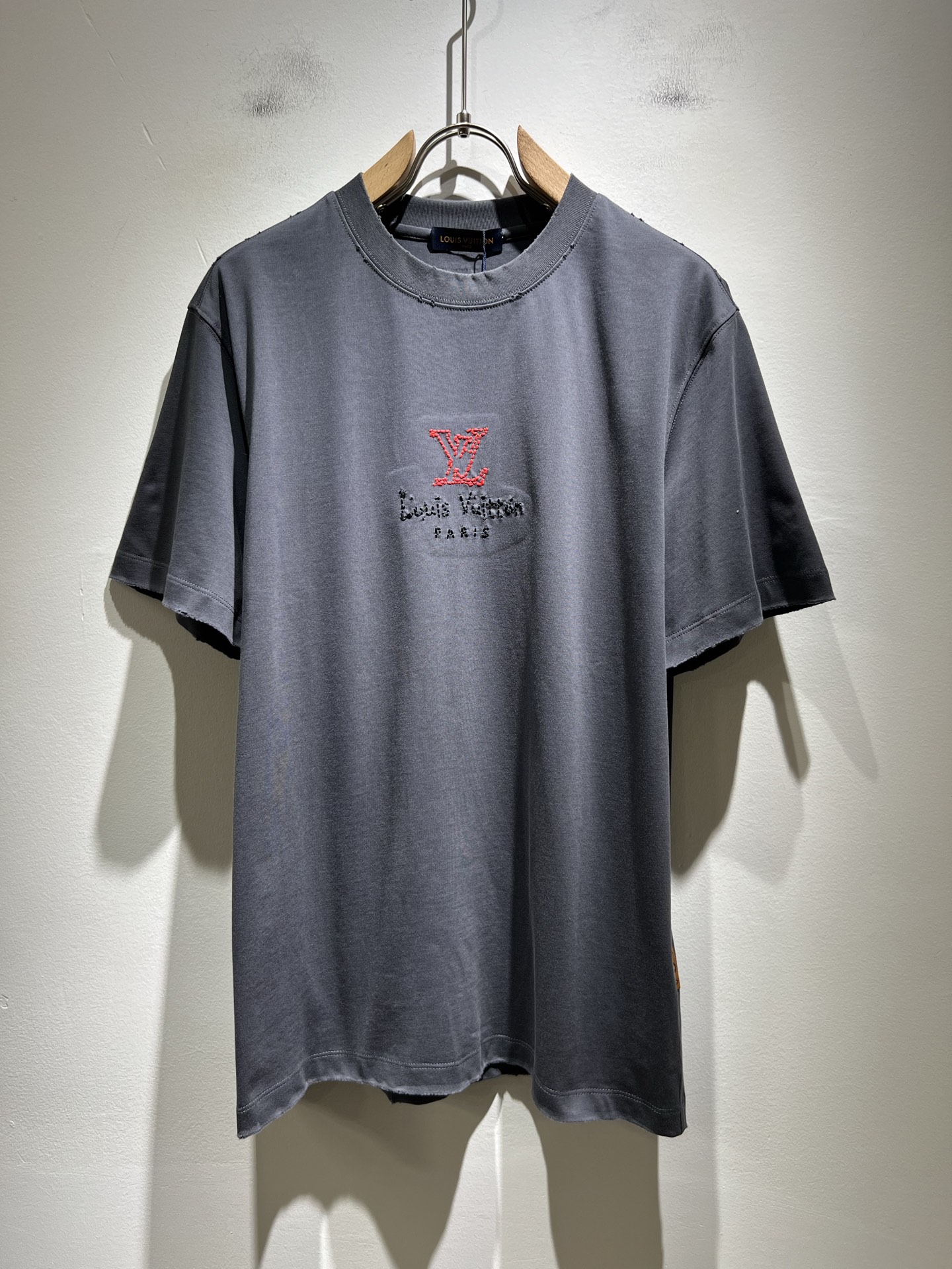 NO:439093,LouisVuitt*Louis*Deng The new series of spring and summer 2025 products are launched, a very fashionable and avant-garde short-sleeved T-shirt for men and women, with logo embroidery embroidery decoration!  Different from the past, it declares the design concept that has been passed down for many years in the brand!  Its eye-catchingness is no less than any classic style, perfectly presenting the fashionable, high-end and luxurious feeling in front of the world!  Made of imported cotton materials, selected high-quality pure cotton fabrics, soft and soft to the touch, the real thing is definitely beyond your imagination, close to the body and breathable, even if you sweat profusely, you will not feel greasy or stuffy, and will bring sweating and moisture absorption to the extreme!  Size M-5XL, louis vuitton,louis vuitton,t-shirt,tees,t-shirt,alexander wang19860909LouisVuitt*路易*登 2025春夏全新系列单品上线,非常时髦前卫的一款男女同款短袖T恤,标识logo图案刺绣修饰！区别于以往的不同,宣示品牌传承多年的设计理念！其吸睛度完全不亚于任何经典款式,将时髦高级感与奢华感完美呈现在世人眼前！客供进口全棉材质制成,精选优质纯棉面料,触感软糯亲肤细腻,实物到手绝对超乎你的想象,贴身无比舒适透气,即便是汗流浃背也不会有腻身及闷热感可言,将排汗吸湿性发挥到了极致！尺码M-5XL,,louis vuitton,louis vuitton,T-shirt,tees，t-shirt,alexander wang,Men's clothing