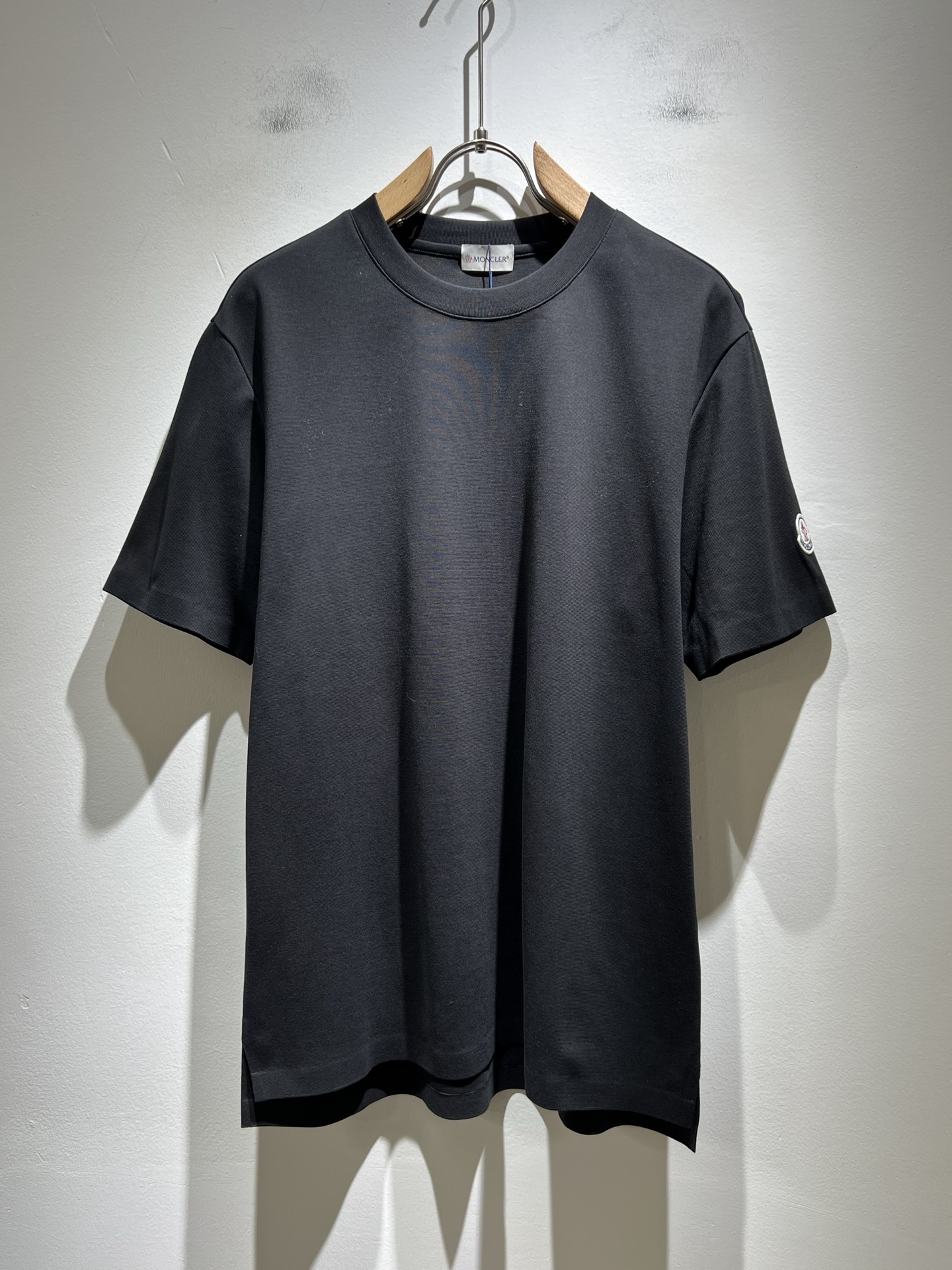 NO:439075,Moncler Mengjia 2025 Spring and Summer Latest Men and Women's Same Trade Order Short-sleeved T-shirt, Full Quality!  !  Internet celebrity style!  Designed with logo pattern badge!  The upper body is comfortable and breathable, not stiff, and the overall three-dimensional feeling is rich. Quality export orders, customized exclusive pure cotton fabric tailoring to meet the simple needs of commuters for dressing. The upper body is very effective, slim and not picky about the figure. The fabric workmanship... Improper, only good craftsmanship can make you feel good and tasteful. A must-have item for everyone!  Size M-5XL, T-shirt,tees,t-shirt,alexander wang19860909Moncler蒙家 2025春夏最新男女同款贸易订单短袖T恤,全品相！！网红款！采用logo图案徽章设计！上身舒适透气,不僵硬,整体有着丰富的立体感,品质出口订单,定制专属纯棉面料剪裁,满足通勤人们对于着装的简约需求,上身效果很好,显瘦,不挑剔身材.面料做工....无可挑剔,好工艺好面料才能穿出好品味一款,人手必备单品！尺码M-5XL,,T-shirt,tees，t-shirt,alexander wang,Men's clothing