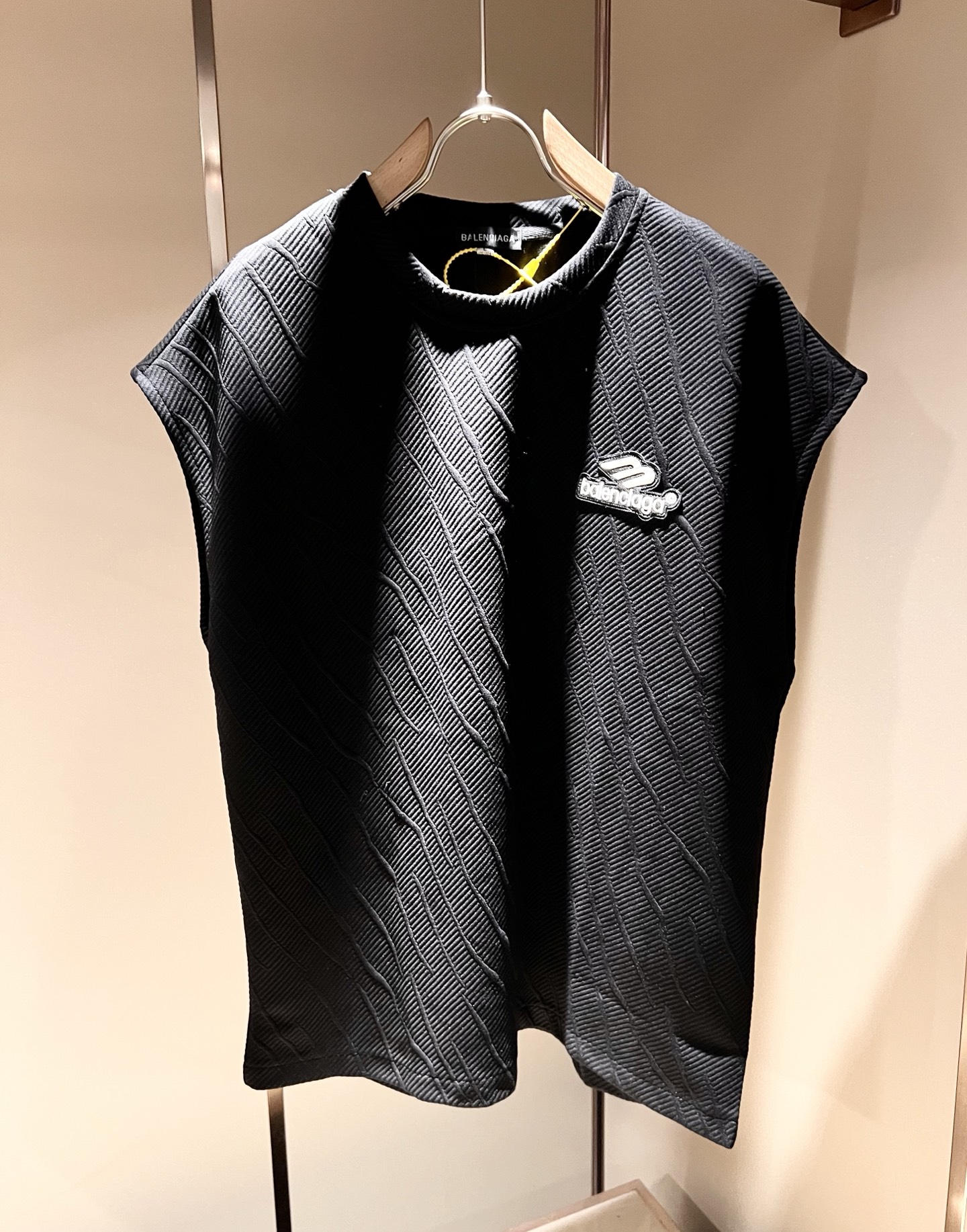 NO:439062,BALENCIA* Paris* Home 2025 Spring and Summer Latest Casual Set, Embroidery Logo Design for Men and Women!  Trading companies have sparse channels and are released on the official website at the same time!  Basically, it will have its back every season, and I look forward to the performances of all trendy men and women!  This model is made of top-grade pure cotton washing water materials!  It is hard to pick on whether it is skin-friendly or breathable when worn in close-fitting!  The upper body looks very white and supports the complexion of the skin!  Loose style cut, both men and women can easily match your own fashionable and high-end outfit!  Size M-4XL, balenciaga, alexander wang19860909BALENCIA*巴黎*家 2025春夏最新款休闲套装,男女同款刺绣logo设计！贸易公司渠道稀出,同步官网发售！基本每一季都会有它的背影所在,期待着所有潮男潮女们的演绎！此款选用客供顶级纯棉洗水材质打造！贴身穿着亲肤感与透气性都无法挑剔！上身非常的显白承托肤色！宽松版型裁剪,无论男女皆可轻松搭配出属于自我的时尚高级穿搭！尺码M-4XL,,balenciaga,alexander wang,Men's clothing