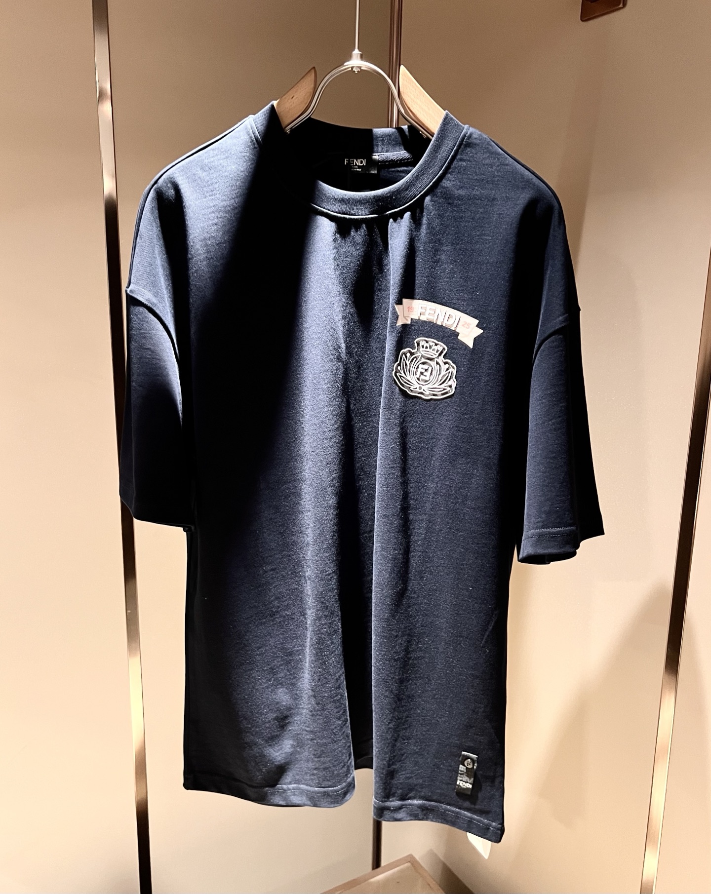 NO:439078,FEN Fen*di 2025 spring and summer new men's casual suit, versatile and age-restricted, and the body logo LOGO glue-pressing design!  Whether you are proficient or like the trendy style, you must have a must-have item for boys’ wardrobe!  Customized original cotton fabric!  The upper body is stylish and has a great feeling of fit. The clothes are tall and stylish, and the low-end slag will collapse if you don't wash the collar. Size M-2XL, fendi, alexander wang19860909FEN 芬*迪 2025春夏新款男士休闲套装,百搭不限制年龄,衣身标识LOGO压胶设计！无论你是轻熟还是喜欢潮风搭配妥妥的,男生衣橱必备单品款！定制原版纯棉面料！上身有型并且贴服感受非常棒,衣服挺拔有型区别低端渣货,不会洗洗领子就塌了. 尺码M-2XL,,fendi,alexander wang,Men's clothing