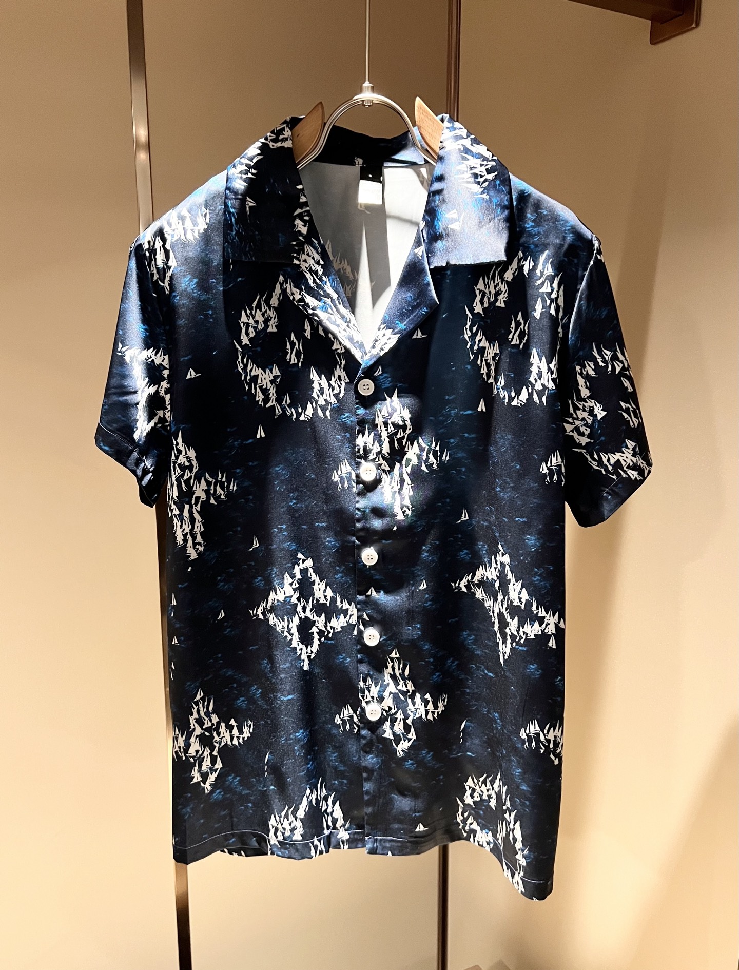 NO:439077,Louis Vuit*on Louis Family New Monogram Series 2025 Spring and Summer!  Light luxury casual suit, men and women's same pajamas set decoration!  The new high-end Louis family has always been so flawless, and creative designs are emerging one after another. If you don’t buy a few Louis items this spring and summer, you can’t be considered a fashion expert. Monogram logo design for clothes!  Custom silk fabric!  The iconic elements of Louis are really something that everyone loves. They are super soft and resilient, from world-class trade-level OEM channels, with extremely rare quantity and no help after selling out. Monogram three-dimensional logo presents an extraordinary texture, clean and neat. This is the Louis family's unique skill and the latest craftsmanship this quarter. The degree of meticulousness has reached the top, and the loose cut style design is unique. It is a fusion of luxury and fashion!  Size M-3XL, louis vuitton,louis vuitton,alexander wang19860909Louis Vuit*on 路易家族 2025春夏新款Monogram系列！轻奢休闲套装,男女同款睡衣套装装饰！路易家族的新高端,细节品质永远的那么完美无瑕,创意设计层出不穷.今年春夏季节没有入手几件路易你算不上时尚达人.衣身Monogram 标识logo图案设计！定制丝绸面料！诠释路易的标志性元素,实属人见人爱的东西.超级柔软且具有韧性,来自世界级贸易级别的代工厂渠道,数量极其稀少售完无补.Monogram立体Logo呈现不一般的质感,干净俐落.这是路易家族的看家绝活也是本季度的最新工艺.细致化程度已经达到顶端了,宽松剪裁的版型设计堪称一绝.属于奢华与时尚的融合！尺码M-3XL,,louis vuitton,louis vuitton,alexander wang,Men's clothing