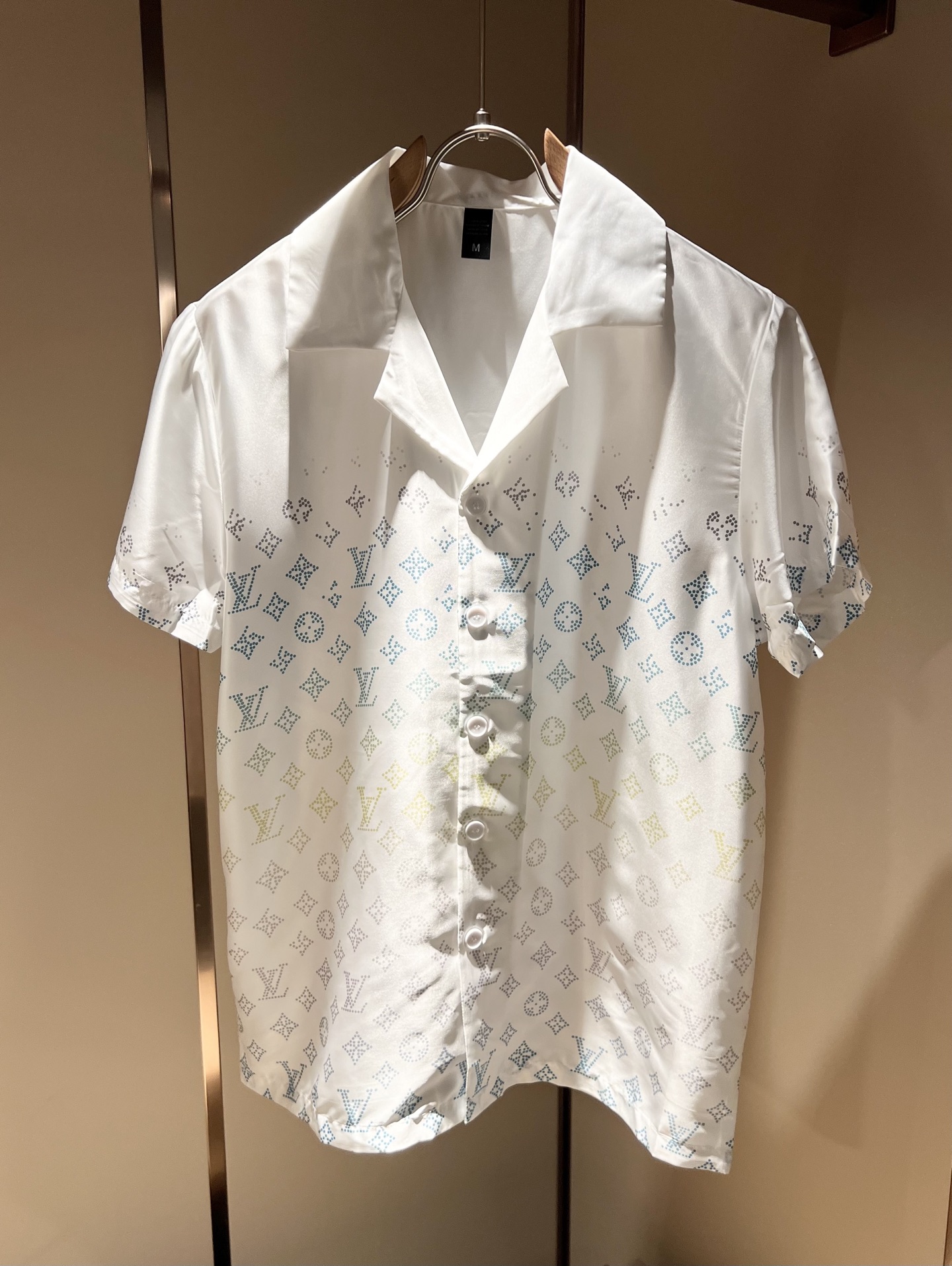 NO:440912,Louis Vuit*on Louis Family New Monogram Series 2025 Spring and Summer!  Light luxury casual suit, men and women's same pajamas set decoration!  The new high-end Louis family has always been so flawless, and creative designs are emerging one after another. If you don’t buy a few Louis items this spring and summer, you can’t be considered a fashion expert. Monogram logo design for clothes!  Custom silk fabric!  The iconic elements of Louis are really something that everyone loves. They are super soft and resilient, from world-class trade-level OEM channels, with extremely rare quantity and no help after selling out. Monogram three-dimensional logo presents an extraordinary texture, clean and neat. This is the Louis family's unique skill and the latest craftsmanship this quarter. The degree of meticulousness has reached the top, and the loose cut style design is unique. It is a fusion of luxury and fashion!  Size M-3XL, louis vuitton,louis vuitton,alexander wang19860909Louis Vuit*on 路易家族 2025春夏新款Monogram系列！轻奢休闲套装,男女同款睡衣套装装饰！路易家族的新高端,细节品质永远的那么完美无瑕,创意设计层出不穷.今年春夏季节没有入手几件路易你算不上时尚达人.衣身Monogram 标识logo图案设计！定制丝绸面料！诠释路易的标志性元素,实属人见人爱的东西.超级柔软且具有韧性,来自世界级贸易级别的代工厂渠道,数量极其稀少售完无补.Monogram立体Logo呈现不一般的质感,干净俐落.这是路易家族的看家绝活也是本季度的最新工艺.细致化程度已经达到顶端了,宽松剪裁的版型设计堪称一绝.属于奢华与时尚的融合！尺码M-3XL,,louis vuitton,louis vuitton,alexander wang,Men's clothing