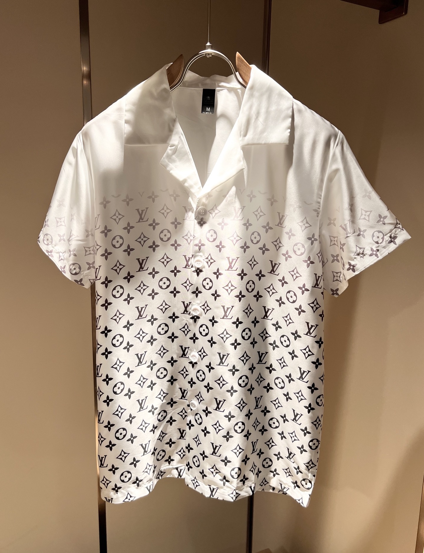 NO:439114,Louis Vuit*on Louis Family New Monogram Series 2025 Spring and Summer!  Light luxury casual suit, men and women's same pajamas set decoration!  The new high-end Louis family has always been so flawless, and creative designs are emerging one after another. If you don’t buy a few Louis items this spring and summer, you can’t be considered a fashion expert. Monogram logo design for clothes!  Custom silk fabric!  The iconic elements of Louis are really something that everyone loves. They are super soft and resilient, from world-class trade-level OEM channels, with extremely rare quantity and no help after selling out. Monogram three-dimensional logo presents an extraordinary texture, clean and neat. This is the Louis family's unique skill and the latest craftsmanship this quarter. The degree of meticulousness has reached the top, and the loose cut style design is unique. It is a fusion of luxury and fashion!  Size M-3XL, louis vuitton,louis vuitton,alexander wang19860909Louis Vuit*on 路易家族 2025春夏新款Monogram系列！轻奢休闲套装,男女同款睡衣套装装饰！路易家族的新高端,细节品质永远的那么完美无瑕,创意设计层出不穷.今年春夏季节没有入手几件路易你算不上时尚达人.衣身Monogram 标识logo图案设计！定制丝绸面料！诠释路易的标志性元素,实属人见人爱的东西.超级柔软且具有韧性,来自世界级贸易级别的代工厂渠道,数量极其稀少售完无补.Monogram立体Logo呈现不一般的质感,干净俐落.这是路易家族的看家绝活也是本季度的最新工艺.细致化程度已经达到顶端了,宽松剪裁的版型设计堪称一绝.属于奢华与时尚的融合！尺码M-3XL,,louis vuitton,louis vuitton,alexander wang,Men's clothing