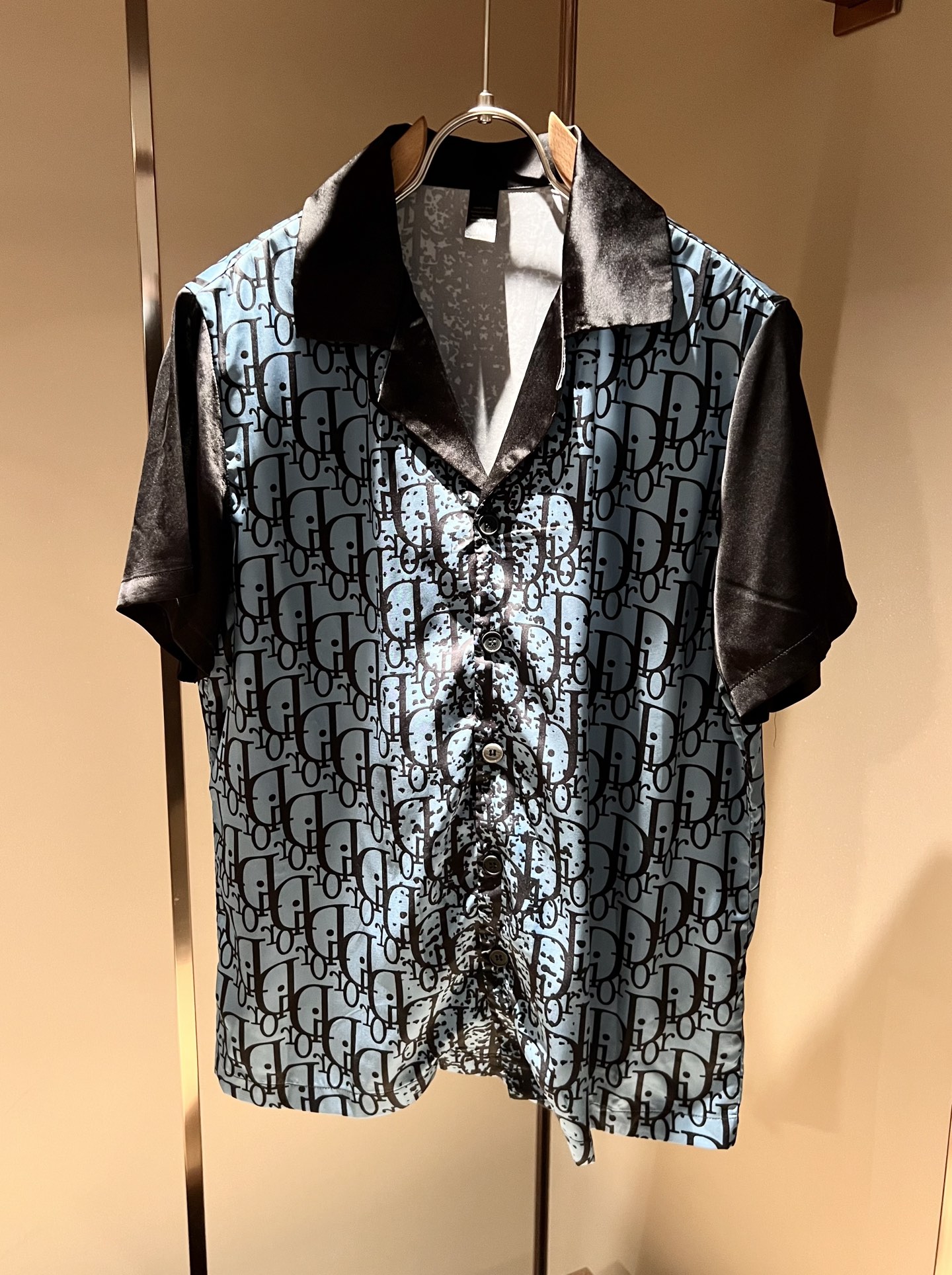 NO:439055,Dio*r Dio 2025 spring and summer new men and women pajamas casual suits are available in trading companies and are released simultaneously on the official website. The most anticipated high-quality products are coming, making you feel what real high luxury and connotation! This suit is made of D's special silk fabric, full of brand style!  The surface is neat and smooth and shiny, and the texture is obvious through the screen. It is the most enjoyable wearing experience! It perfectly enhances the overall luxury and class, and can get a high-end luxury atmosphere at a glance! Basic regular style cutting, versatile and simple upper body, and is easy to deal with various occasions and environments. It is undoubtedly a must-have item for daily commuting! Size M~3XL,,dior,dior,alexander wang19860909Dio*r迪*奥2025春夏新品男女同款睡衣休闲套装,贸易公司渠道稀出,同步官网发售,男神女神最为期待的精品狠货重磅来袭,让你感受到什么叫真正的高奢有内涵!此款套装选用D家专用丝绸面料制成,满满的品牌风格！表面整洁光滑且富有光泽,质感透过屏幕都显而易 见,你最为享受的穿着体验! 完美提升了整体的奢华档次感,一眼就能Get到的高端奢华气息!基础常规的版型裁剪,上身百搭简约不挑人,轻松应对各种场合与环境,属于日常通勤必备的臻品无疑!尺码M～3XL,,dior,dior,alexander wang,Men's clothing