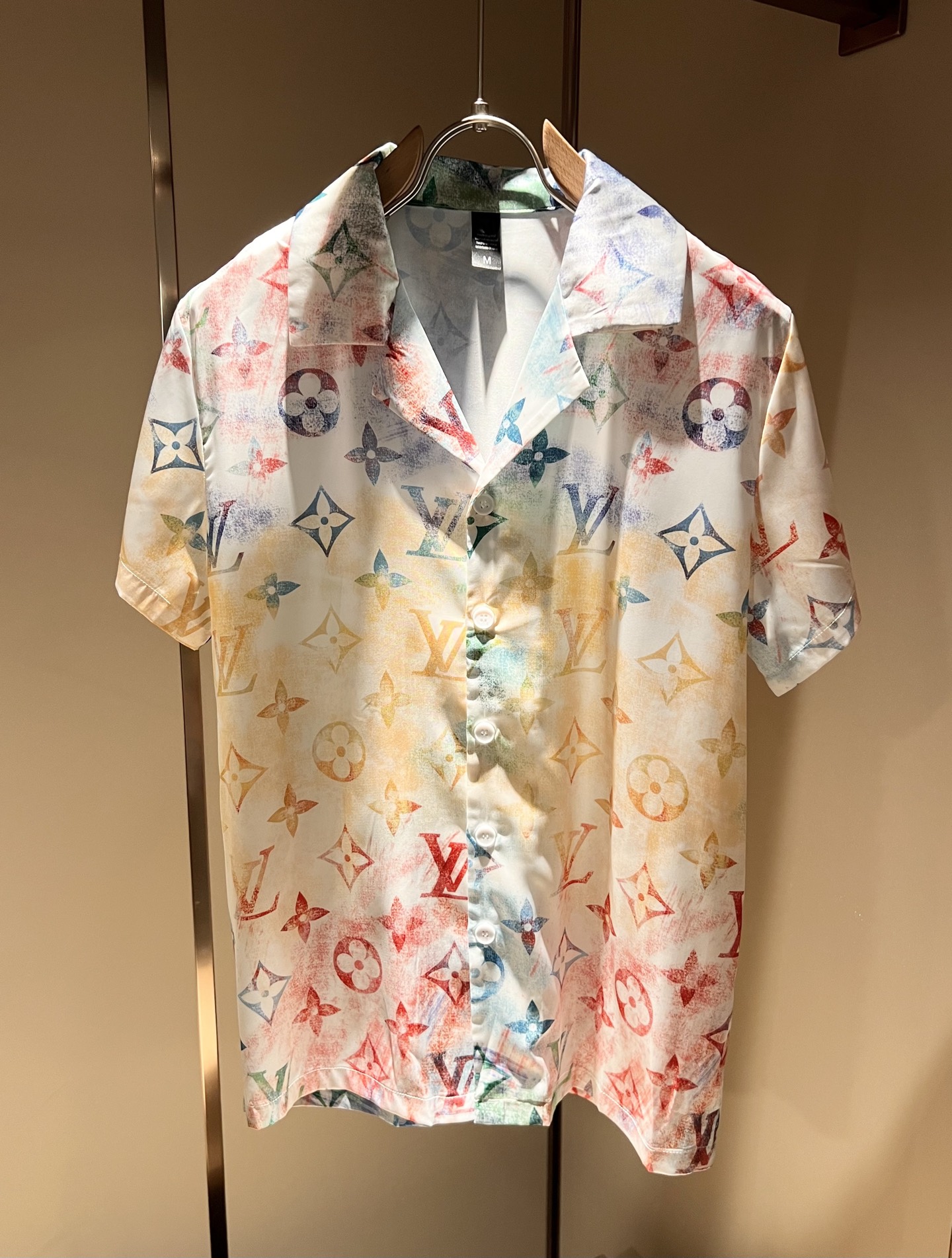 NO:439086,Louis Vuit*on Louis Family New Monogram Series 2025 Spring and Summer!  Light luxury casual suit, men and women's same pajamas set decoration!  The new high-end Louis family has always been so flawless, and creative designs are emerging one after another. If you don’t buy a few Louis items this spring and summer, you can’t be considered a fashion expert. Monogram logo design for clothes!  Custom silk fabric!  The iconic elements of Louis are really something that everyone loves. They are super soft and resilient, from world-class trade-level OEM channels, with extremely rare quantity and no help after selling out. Monogram three-dimensional logo presents an extraordinary texture, clean and neat. This is the Louis family's unique skill and the latest craftsmanship this quarter. The degree of meticulousness has reached the top, and the loose cut style design is unique. It is a fusion of luxury and fashion!  Size M-3XL, louis vuitton,louis vuitton,alexander wang19860909Louis Vuit*on 路易家族 2025春夏新款Monogram系列！轻奢休闲套装,男女同款睡衣套装装饰！路易家族的新高端,细节品质永远的那么完美无瑕,创意设计层出不穷.今年春夏季节没有入手几件路易你算不上时尚达人.衣身Monogram 标识logo图案设计！定制丝绸面料！诠释路易的标志性元素,实属人见人爱的东西.超级柔软且具有韧性,来自世界级贸易级别的代工厂渠道,数量极其稀少售完无补.Monogram立体Logo呈现不一般的质感,干净俐落.这是路易家族的看家绝活也是本季度的最新工艺.细致化程度已经达到顶端了,宽松剪裁的版型设计堪称一绝.属于奢华与时尚的融合！尺码M-3XL,,louis vuitton,louis vuitton,alexander wang,Men's clothing