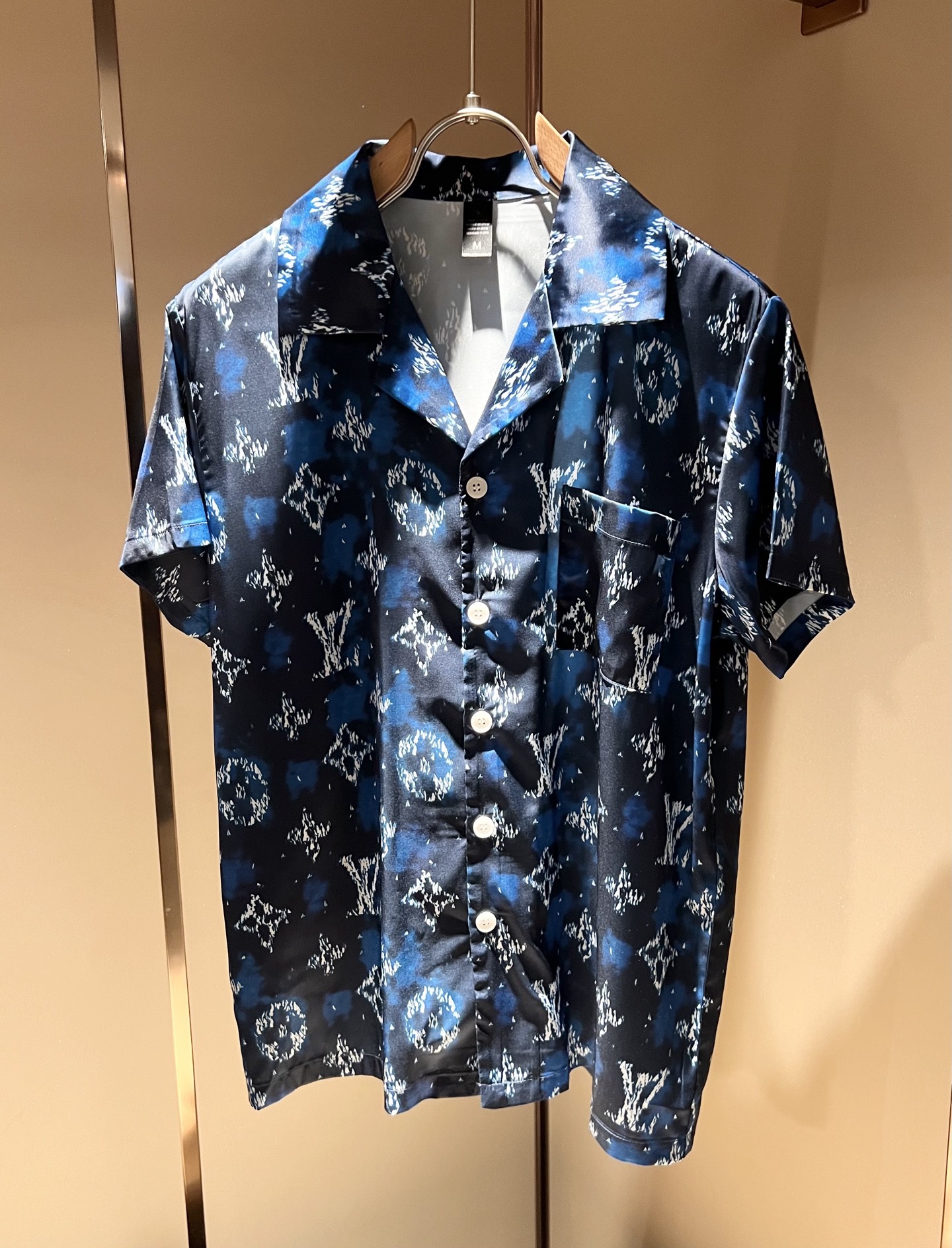 NO:439103,Louis Vuit*on Louis Family New Monogram Series 2025 Spring and Summer!  Light luxury casual suit, men and women's same pajamas set decoration!  The new high-end Louis family has always been so flawless, and creative designs are emerging one after another. If you don’t buy a few Louis items this spring and summer, you can’t be considered a fashion expert. Monogram logo design for clothes!  Custom silk fabric!  The iconic elements of Louis are really something that everyone loves. They are super soft and resilient, from world-class trade-level OEM channels, with extremely rare quantity and no help after selling out. Monogram three-dimensional logo presents an extraordinary texture, clean and neat. This is the Louis family's unique skill and the latest craftsmanship this quarter. The degree of meticulousness has reached the top, and the loose cut style design is unique. It is a fusion of luxury and fashion!  Size M-3XL, louis vuitton,louis vuitton,alexander wang19860909Louis Vuit*on 路易家族 2025春夏新款Monogram系列！轻奢休闲套装,男女同款睡衣套装装饰！路易家族的新高端,细节品质永远的那么完美无瑕,创意设计层出不穷.今年春夏季节没有入手几件路易你算不上时尚达人.衣身Monogram 标识logo图案设计！定制丝绸面料！诠释路易的标志性元素,实属人见人爱的东西.超级柔软且具有韧性,来自世界级贸易级别的代工厂渠道,数量极其稀少售完无补.Monogram立体Logo呈现不一般的质感,干净俐落.这是路易家族的看家绝活也是本季度的最新工艺.细致化程度已经达到顶端了,宽松剪裁的版型设计堪称一绝.属于奢华与时尚的融合！尺码M-3XL,,louis vuitton,louis vuitton,alexander wang,Men's clothing