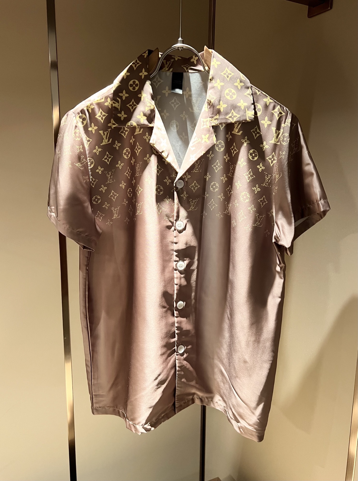 NO:439071,Louis Vuit*on Louis Family New Monogram Series 2025 Spring and Summer!  Light luxury casual suit, men and women's same pajamas set decoration!  The new high-end Louis family has always been so flawless, and creative designs are emerging one after another. If you don’t buy a few Louis items this spring and summer, you can’t be considered a fashion expert. Monogram logo design for clothes!  Custom silk fabric!  The iconic elements of Louis are really something that everyone loves. They are super soft and resilient, from world-class trade-level OEM channels, with extremely rare quantity and no help after selling out. Monogram three-dimensional logo presents an extraordinary texture, clean and neat. This is the Louis family's unique skill and the latest craftsmanship this quarter. The degree of meticulousness has reached the top, and the loose cut style design is unique. It is a fusion of luxury and fashion!  Size M-3XL, louis vuitton,louis vuitton,alexander wang19860909Louis Vuit*on 路易家族 2025春夏新款Monogram系列！轻奢休闲套装,男女同款睡衣套装装饰！路易家族的新高端,细节品质永远的那么完美无瑕,创意设计层出不穷.今年春夏季节没有入手几件路易你算不上时尚达人.衣身Monogram 标识logo图案设计！定制丝绸面料！诠释路易的标志性元素,实属人见人爱的东西.超级柔软且具有韧性,来自世界级贸易级别的代工厂渠道,数量极其稀少售完无补.Monogram立体Logo呈现不一般的质感,干净俐落.这是路易家族的看家绝活也是本季度的最新工艺.细致化程度已经达到顶端了,宽松剪裁的版型设计堪称一绝.属于奢华与时尚的融合！尺码M-3XL,,louis vuitton,louis vuitton,alexander wang,Men's clothing