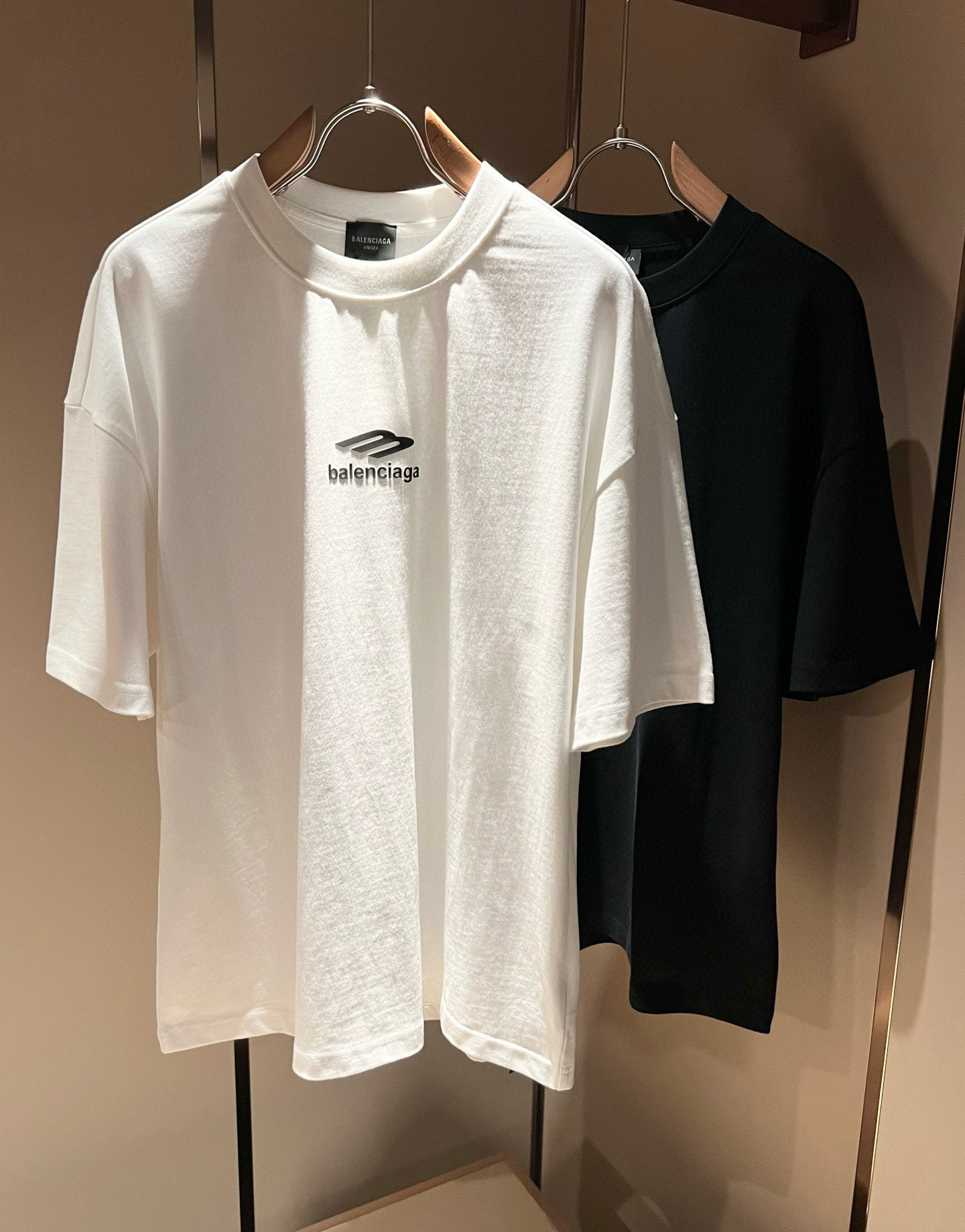 NO:439069,BALENCI*GA Paris* Home 2025 Spring and Summer New Men and Women's Same Short-Sleeve T-shirt!  Fashionable casual short-sleeved T-shirt with catwalk pattern prints!  Design logo glue pressing design!  The most designed and selected customer-supplied 280g pure cotton fabric, which feels soft and skin-friendly, is comfortable and breathable, and you can’t picky about the real thing!  Loose, small, shoulder-dead round neck cut, genderless couple mixed styles, opening up a new fashion charm!  Differentiate the market version of the high-end custom series!  Size S-2XL, balenciaga, T-shirt,tees, t-shirt,alexander wang19860909BALENCI*GA巴黎*家 2025春夏新款男女同款短袖T恤！走秀图案印花时尚休闲短袖T恤衫！设计logo压胶设计！极具设计精选客供280g纯棉面料,手感柔软亲肤,着身舒适透气性都无法挑剔,实物绝对会让你爱不释手！宽松小落肩的圆领版型裁剪,无性别主义的情侣混穿款式,打开全新的时装新韵味！区别市场版本高定系列！尺码S-2XL,,balenciaga,T-shirt,tees，t-shirt,alexander wang,Men's clothing