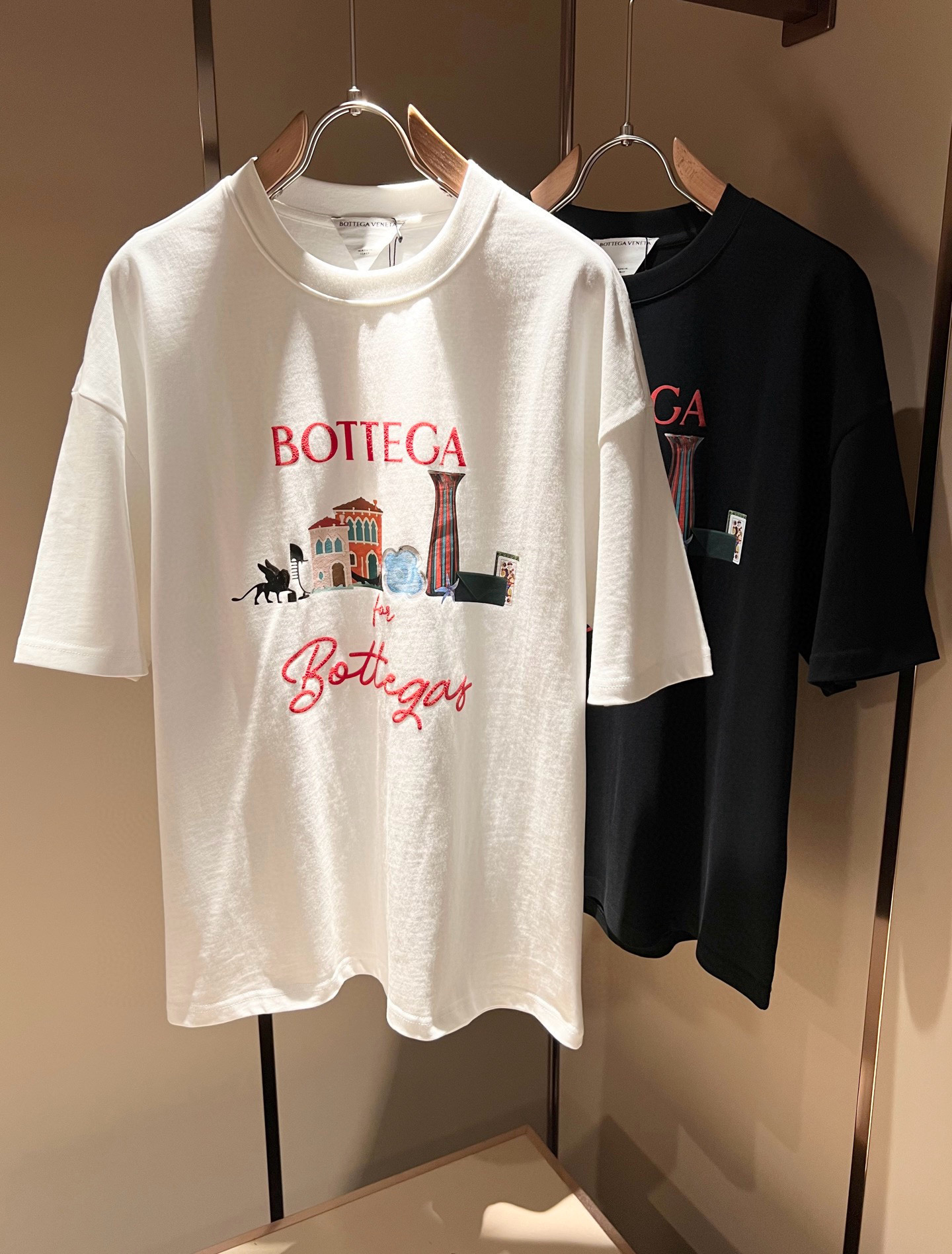 NO:439095,BottegaVene*a Bao*jia 2025 spring and summer new men's short-sleeved T-shirt, this is the most awesome solid color high-quality fabric so far this year!  !  !  Logo pattern printing design for clothes!  These alone are enough to beat the ordinary styles on the market. BV is really going to be fully powered this year!  Botte**Veneta 2025 Spring and Summer Series, orders from Taiwan trading companies, and available in Hong Kong Lane Crawford. The unique design style is simple and elegant. Nowadays, only the original single trading company dares to make many colors that match the counter to meet all the matching needs of men!  !  The details are in place and are reflected in the natural light. You can see this at a glance and instantly improve the texture of the clothes. And the fabric of this clothes took 6 months!  !  !  Size S-2XL, bottega veneta, bottega veneta, T-shirt,tees, t-shirt,alexander wang19860909BottegaVene*a宝*嘉 2025春夏新款男士短袖T恤,这是今年目前为止最牛批的一款纯色高品质面料！！！衣身logo图案印花设计！光是这些就足够吊打市面上那些一般的款式了,BV今年是真的要火力全开了！Botte**Veneta 2025春夏系列,来自台湾贸易公司的订单,香港连卡佛也有售.独特的设计风格简约大气,这年头也只有原单贸易公司才敢做出足以匹敌专柜的诸多颜色来,满足一切男士的搭配需求！！细节到位自然光下体现的淋漓尽致.这个您入手一目了然,瞬间提升了衣服的质感.并且此款衣服面料,耗时6个月！！！尺码 S-2XL,,bottega veneta,bottega veneta,T-shirt,tees，t-shirt,alexander wang,Men's clothing