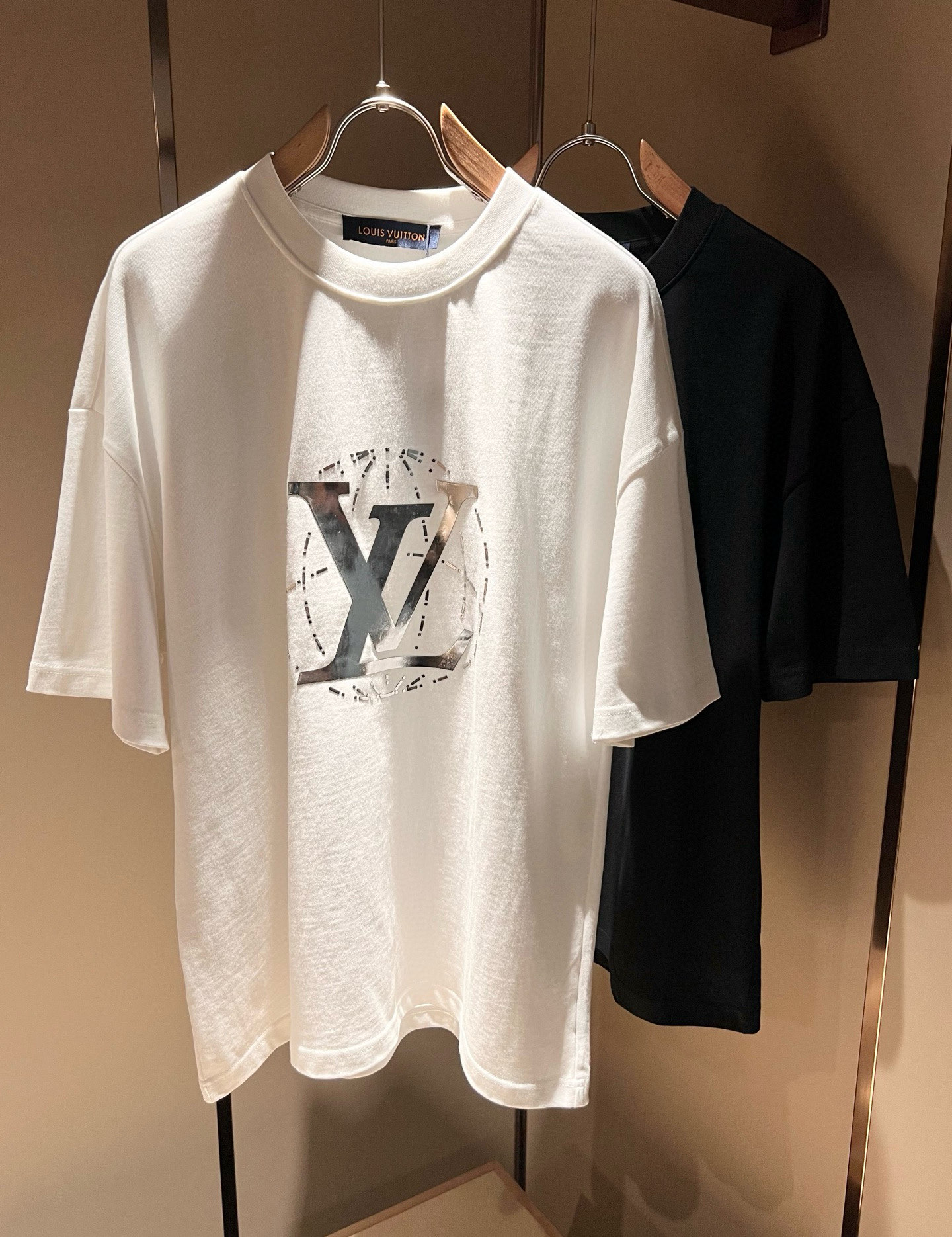 NO:439110,LouisVuitt*Louis*Deng The new series of spring and summer 2025 products are launched, a very fashionable and avant-garde short-sleeved T-shirt for men and women, with logo logo pattern offset printing technology modification!  Different from the past, it declares the design concept that has been passed down for many years in the brand!  Its eye-catchingness is no less than any classic style, perfectly presenting the fashionable, high-end and luxurious feeling in front of the world!  Made of imported cotton, the customer-supplied and imported cotton material is selected, with a high-quality 260g pure cotton fabric, which has a soft and soft touch, and the real thing is definitely beyond your imagination. It is extremely comfortable and breathable in close body. Even if you sweat profusely, you will not feel greasy or stuffy. It will bring sweating and moisture absorption to the extreme!  Size S-2XL, louis vuitton,louis vuitton,t-shirt,tees,t-shirt,alexander wang19860909LouisVuitt*路易*登 2025春夏全新系列单品上线,非常时髦前卫的一款男女同款短袖T恤,标识logo图案压胶印花工艺修饰！区别于以往的不同,宣示品牌传承多年的设计理念！其吸睛度完全不亚于任何经典款式,将时髦高级感与奢华感完美呈现在世人眼前！客供进口全棉材质制成,精选优质260g纯棉面料,触感软糯亲肤细腻,实物到手绝对超乎你的想象,贴身无比舒适透气,即便是汗流浃背也不会有腻身及闷热感可言,将排汗吸湿性发挥到了极致！尺码S-2XL,,louis vuitton,louis vuitton,T-shirt,tees，t-shirt,alexander wang,Men's clothing