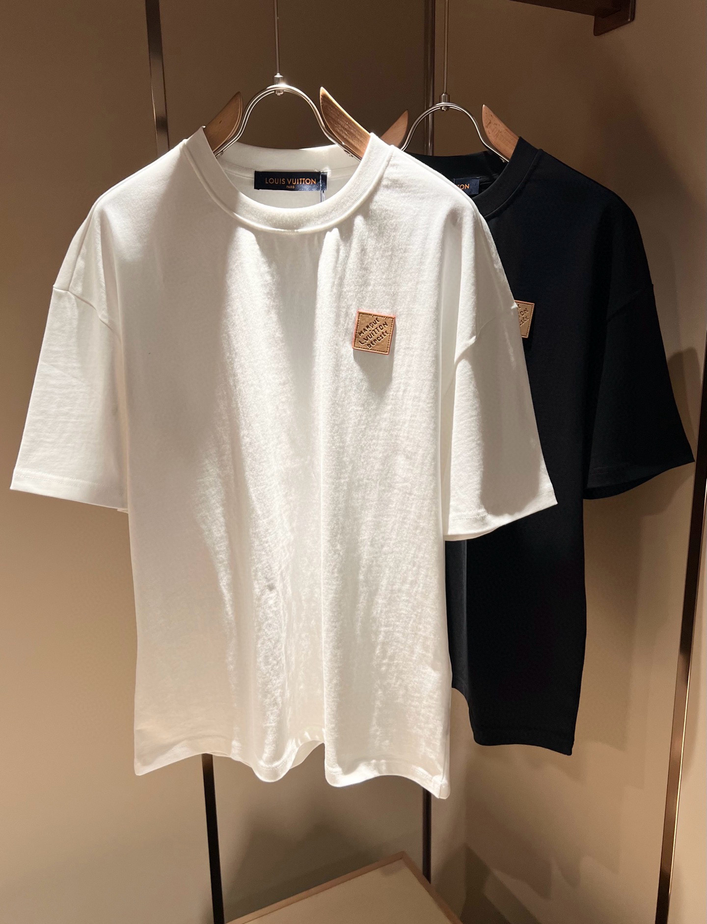 NO:439047,LouisVuitt*Louis*Deng The new series of spring and summer 2025 products are launched, a very fashionable and avant-garde short-sleeved T-shirt for men and women, with logo pattern velvet modification!  Different from the past, it declares the design concept of brand inheritance!  Its eye-catchingness is no less than any classic style, perfectly presenting the fashionable, high-end and luxurious feeling in front of the world!  Made of imported 280 grams of cotton, selected high-quality pure cotton fabrics, soft and soft to the touch, the real thing is definitely beyond your imagination, close to the body and breathable, even if you sweat profusely, you will not feel greasy or stuffy, and will bring sweating and moisture absorption to the extreme!  Size S-2XL, louis vuitton,louis vuitton,t-shirt,tees,t-shirt,alexander wang19860909LouisVuitt*路易*登 2025春夏全新系列单品上线,非常时髦前卫的一款男女同款短袖T恤,标识logo图案压绒修饰！区别于以往的不同,宣示品牌传承的设计理念！其吸睛度完全不亚于任何经典款式,将时髦高级感与奢华感完美呈现在世人眼前！客供进口280克全棉材质制成,精选优质纯棉面料,触感软糯亲肤细腻,实物到手绝对超乎你的想象,贴身无比舒适透气,即便是汗流浃背也不会有腻身及闷热感可言,将排汗吸湿性发挥到了极致！尺码S-2XL,,louis vuitton,louis vuitton,T-shirt,tees，t-shirt,alexander wang,Men's clothing