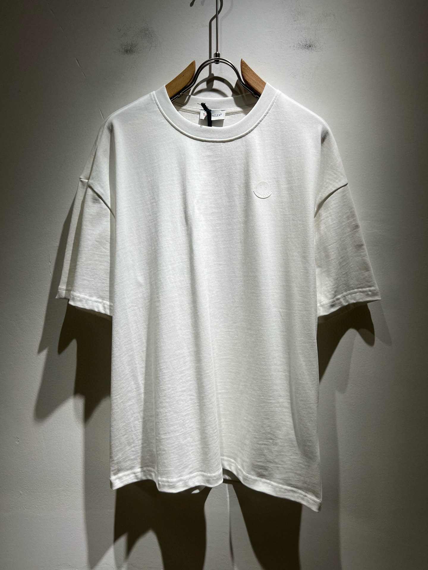 NO:439048,Moncler Mengjia 2025 Spring and Summer Latest Men and Women's Same Trade Order Short-sleeved T-shirt, Full Quality!  !  Internet celebrity style!  Use logo pattern to press glue design!  The upper body is comfortable and breathable, not stiff, and the overall three-dimensional feeling is rich. Quality export orders, customized exclusive pure cotton fabric tailoring to meet the simple needs of commuters for dressing. The upper body is very effective, slim and not picky about the figure. The fabric workmanship... Improper, only good craftsmanship can make you feel good and tasteful. A must-have item for everyone!  Size S-2XL, T-shirt,tees,t-shirt,alexander wang19860909Moncler蒙家 2025春夏最新男女同款贸易订单短袖T恤,全品相！！网红款！采用logo图案压胶设计！上身舒适透气,不僵硬,整体有着丰富的立体感,品质出口订单,定制专属纯棉面料剪裁,满足通勤人们对于着装的简约需求,上身效果很好,显瘦,不挑剔身材.面料做工....无可挑剔,好工艺好面料才能穿出好品味一款,人手必备单品！尺码S-2XL,,T-shirt,tees，t-shirt,alexander wang,Men's clothing