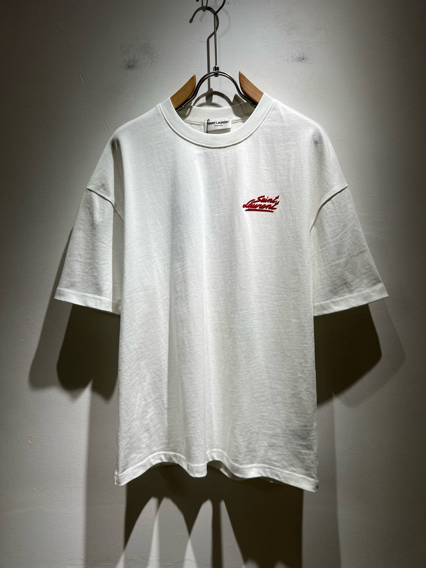 NO:439064,SAINT LAURE*T Saint Laurent 2025 spring and summer new men and women short-sleeved T-shirt, trendy light luxury new products debut, original single replica product, high-end quality, highest version in the market, Milan fashion designer model, sneak peek, exclusive on-site sale; original exclusive cotton fabrics are available for customers!  Simple, elegant and exquisite YSL letter logo printing technology design on the chest!  The upper body effect is excellent, and the comfortable and close body show your temperament!  S-2XL, saint laurent, saint laurent, saint laurent, T-shirt, tees, t-shirt, alexander wang19860909SAINT LAURE*T 圣罗兰 2025春夏新款男女同款短袖T恤,潮流轻奢新品登场 原单复刻产物 高端品质 市场最高版本 米兰时装设计师款 先睹为快,独家现货发售；客供原版专属纯棉面料！胸前简单大气精致YSL字母logo印花工艺设计！上身效果超赞,舒适贴身彰显气质！码数S-2XL,,saint laurent,saint laurent,saint laurent,T-shirt,tees，t-shirt,alexander wang,Men's clothing