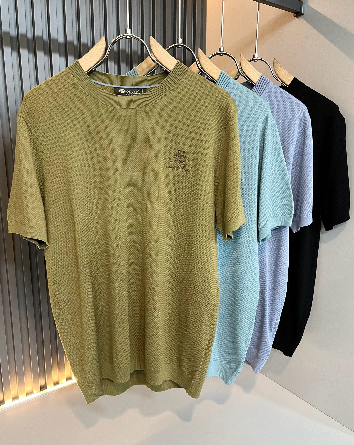 NO:439017,Loro Piana Nouyou Pianya 2025 Spring and Summer Men's Latest Trade Order Yilit Knit Short Sleeve T-shirt, Full Quality!  !  The upper body is comfortable and breathable, not stiff, and the overall body has a rich three-dimensional feeling, quality export orders, and chest embroidery logo design!  Customized exclusive knitted Yilit fabric tailoring to meet the simple needs of commuters for dressing. The upper body is very effective, it looks slim and does not picky about the figure. The fabric workmanship is impeccable. Only good craftsmanship can make you feel good and tasteful. It is a must-have item for everyone!  Size M-3XL, loro piana, T-shirt,tees, t-shirt,alexander wang19860909Loro Piana诺悠翩雅 2025春夏男士最新的贸易订单伊力特针织短袖T恤,全品相！！上身舒适透气,不僵硬,整体有着丰富的立体感,品质出口订单,胸前刺绣logo设计！定制专属针织伊力特面料剪裁,满足通勤人们对于着装的简约需求,上身效果很好,显瘦,不挑剔身材.面料做工....无可挑剔,好工艺好面料才能穿出好品味一款,人手必备单品！尺码M-3XL,,loro piana,T-shirt,tees，t-shirt,alexander wang,Men's clothing