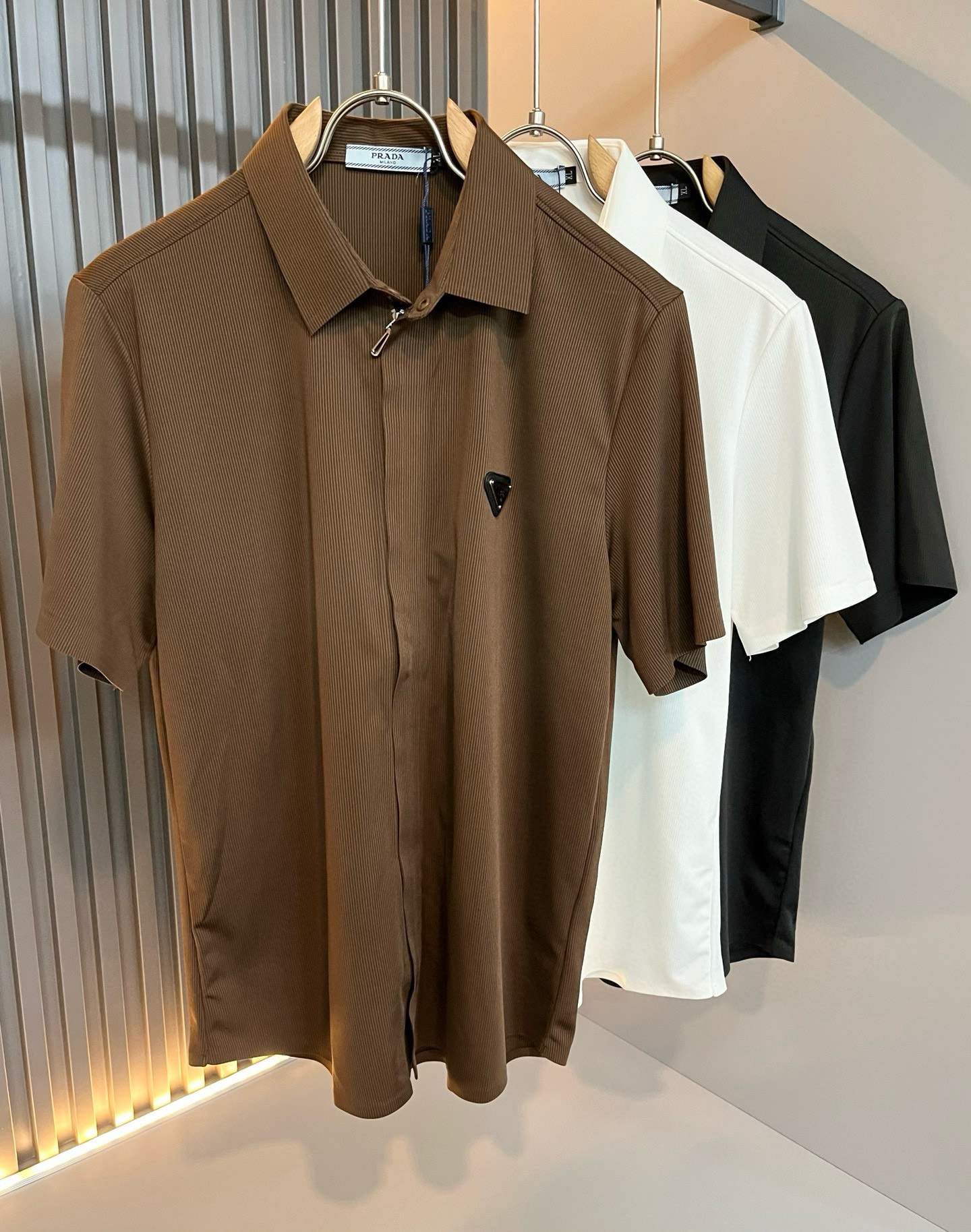 NO:439036,PRAD*A Pu*da 2025 spring and summer new casual shirt, the latest fashionable casual hardware logo pattern design!  Trading companies have sparse channels and are released on the official website at the same time. The most anticipated high-quality products are coming. High-end customized fabrics are soft, delicate, and traceless and elastic materials on all sides!  Let you feel what it means to be truly high-end and has a connotation! This model is made of P-based professionally customized elastic spandex fabric. The surface is neat and smooth and shiny. The texture is obvious through the screen. The exquisite and clear logo hardware details perfectly enhance the overall luxury and class, and you can get a high-end luxury atmosphere at a glance! Basic regular style cutting, the upper body is versatile and simple, and it is easy to deal with various occasions and environments. It is undoubtedly a must-have item for daily commuting! Size M~4XL, prada, alexander wang19860909PRAD*A普*达2025春夏新款休闲衬衣,最新时尚休闲五金logo图案设计！贸易公司渠道稀出,同步官网发售,男神最为期待的精品狠货重磅来袭,高端定制面料柔软细腻无痕四面弹力材质！让你感受到什么叫真正的高奢有内涵!此款选用了P家专业定制弹力氨纶面料制成,表面整洁光滑且富有光泽,质感透过屏幕都显而易 精致清晰的Logo五金细节,完美提升了整体的奢华档次感,一眼就能Get到的高端奢华气息!基础常规的版型裁剪,上身百搭简约不挑人,轻松应对各种场合与环境,属于日常通勤必备的臻品无疑!尺码M～4XL,,prada,alexander wang,Men's clothing