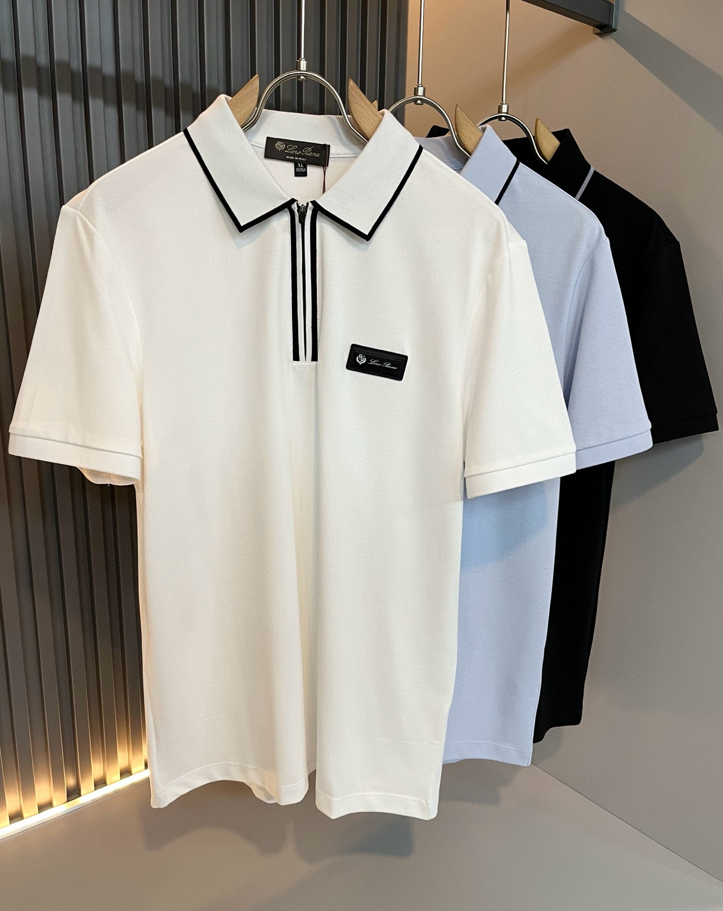 NO:439053,Loro Piana Nuoyou Pianya The latest trade order Polo shirt for men in spring and summer 2025, full quality!  !  The upper body is comfortable and breathable, not stiff, and the overall body has a rich three-dimensional feeling, quality export orders, and leather design with logo pattern on the clothes!  Customized exclusive bead floor cotton fabric tailoring to meet the simple needs of commuters for dressing. The upper body is very effective, it looks slim and does not picky about the body. The fabric workmanship is impeccable. Only good craftsmanship and good fabrics can make you feel good. It is a must-have item for everyone!  Size M-3XL, loro piana, alexander wang19860909Loro Piana诺悠翩雅 2025春夏男士最新的贸易订单Polo衫,全品相！！上身舒适透气,不僵硬,整体有着丰富的立体感,品质出口订单,衣身logo图案皮革设计！定制专属珠地棉面料剪裁,满足通勤人们对于着装的简约需求,上身效果很好,显瘦,不挑剔身材.面料做工....无可挑剔,好工艺好面料才能穿出好品味一款,人手必备单品！尺码M-3XL,,loro piana,alexander wang,Men's clothing