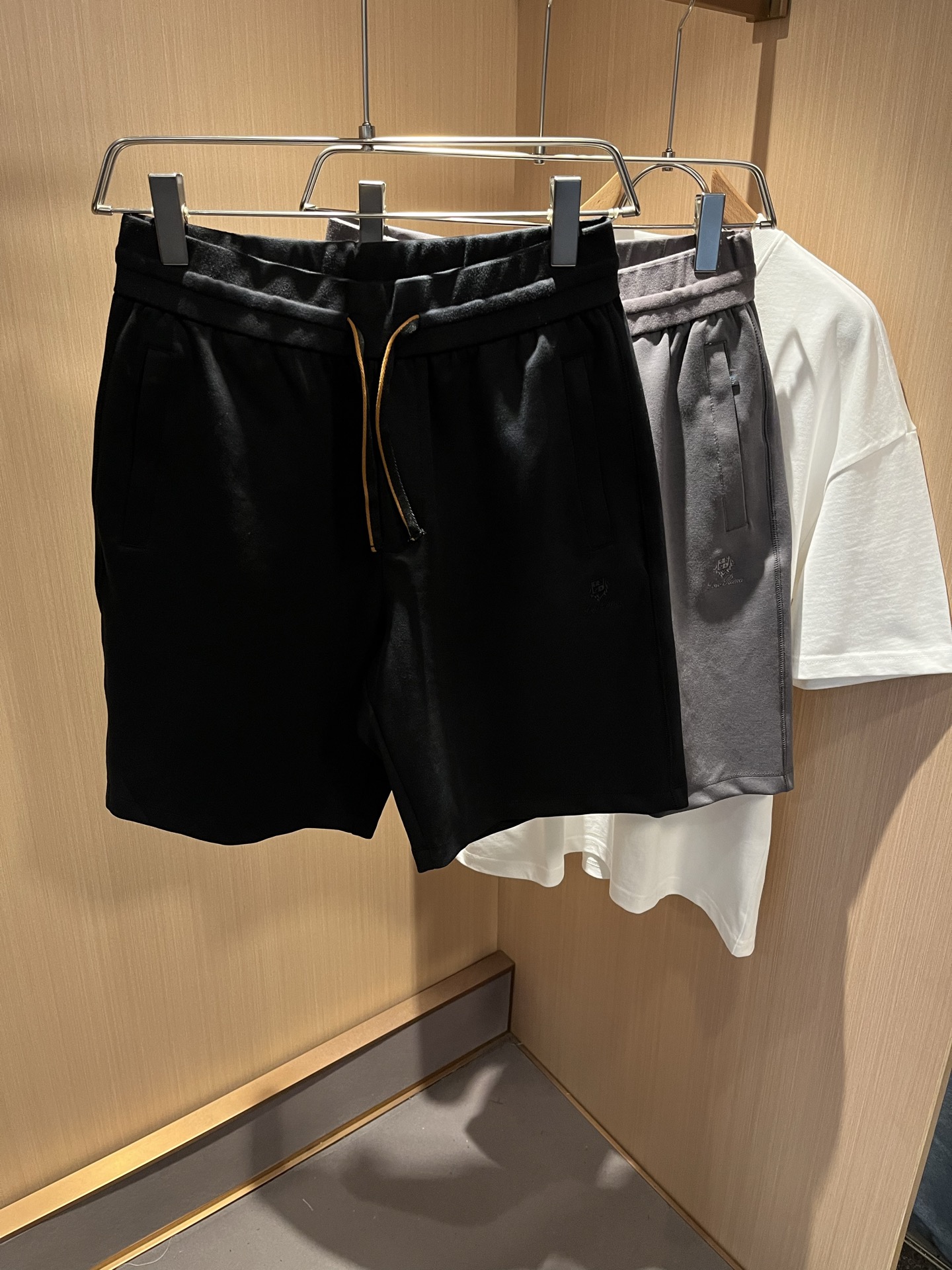  Loro Piana诺悠翩雅 2025春夏男士最新的贸易订单短裤，全品相！！网红款！裤腿采用logo图
