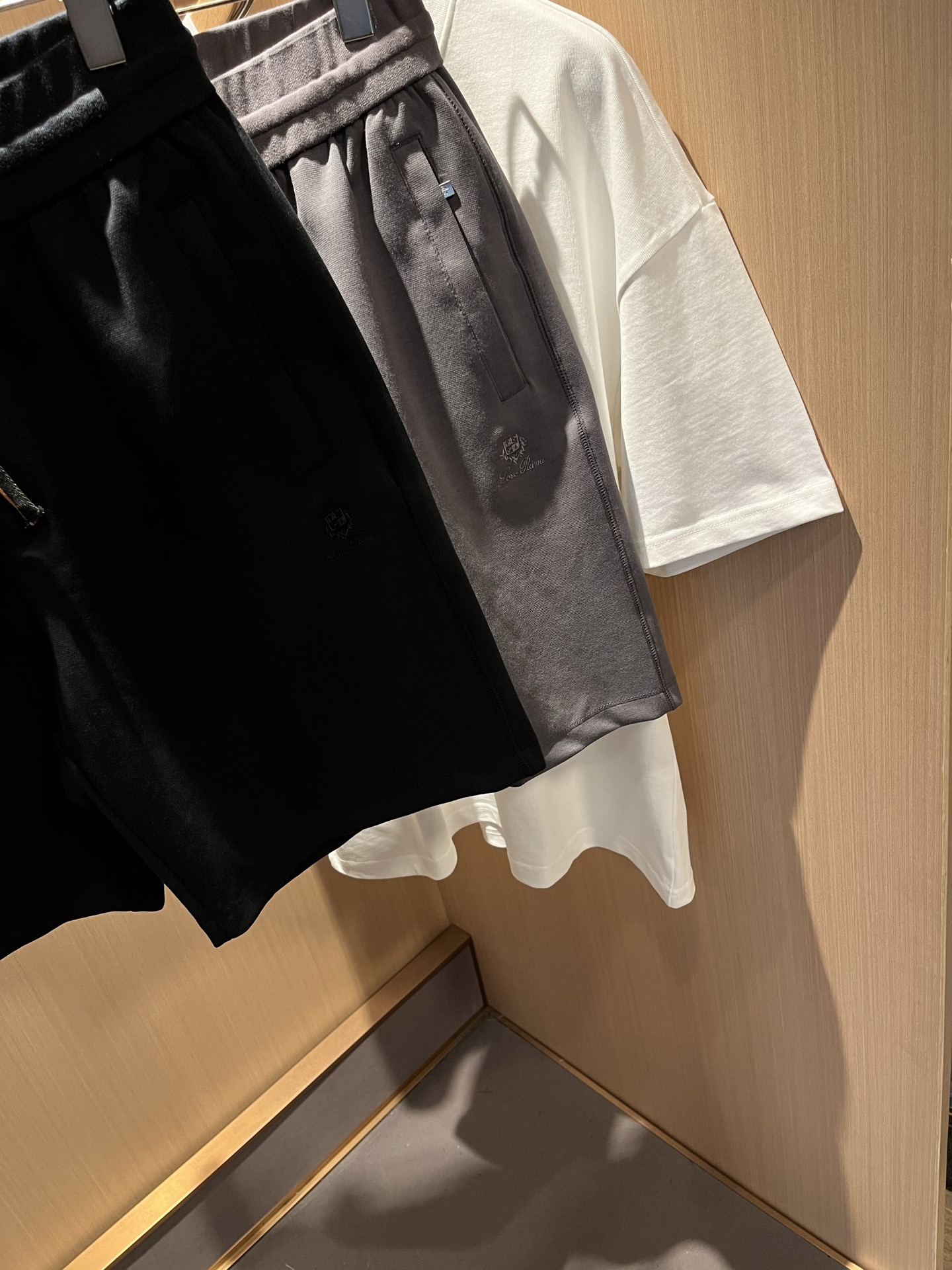  Loro Piana诺悠翩雅 2025春夏男士最新的贸易订单短裤，全品相！！网红款！裤腿采用logo图