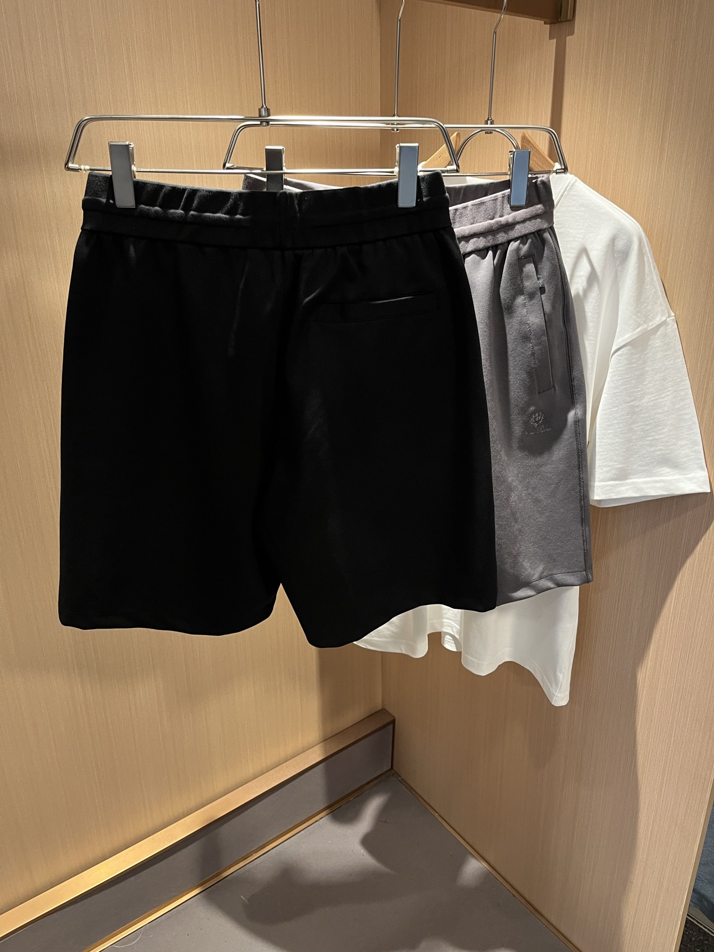  Loro Piana诺悠翩雅 2025春夏男士最新的贸易订单短裤，全品相！！网红款！裤腿采用logo图