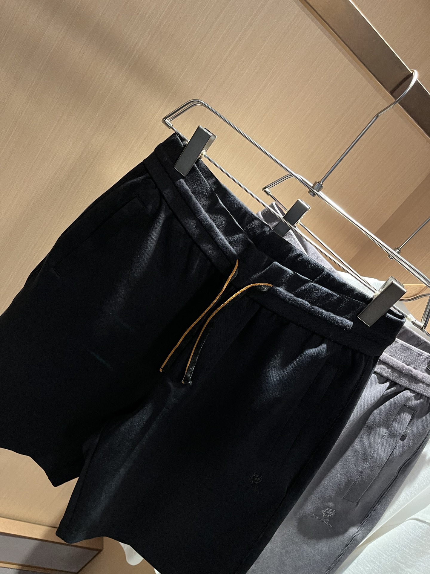  Loro Piana诺悠翩雅 2025春夏男士最新的贸易订单短裤，全品相！！网红款！裤腿采用logo图