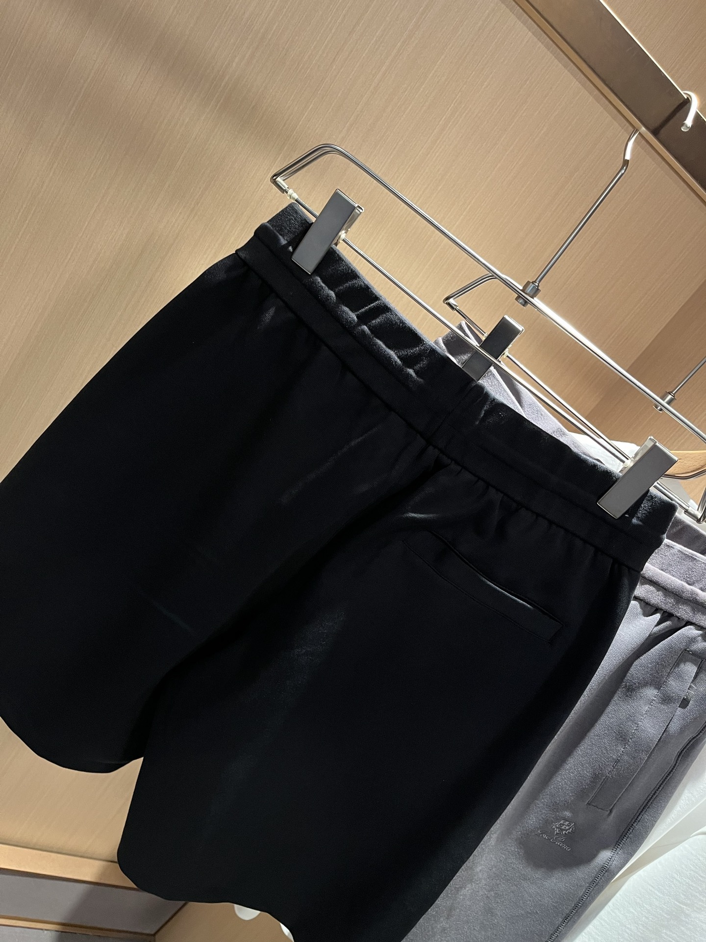  Loro Piana诺悠翩雅 2025春夏男士最新的贸易订单短裤，全品相！！网红款！裤腿采用logo图