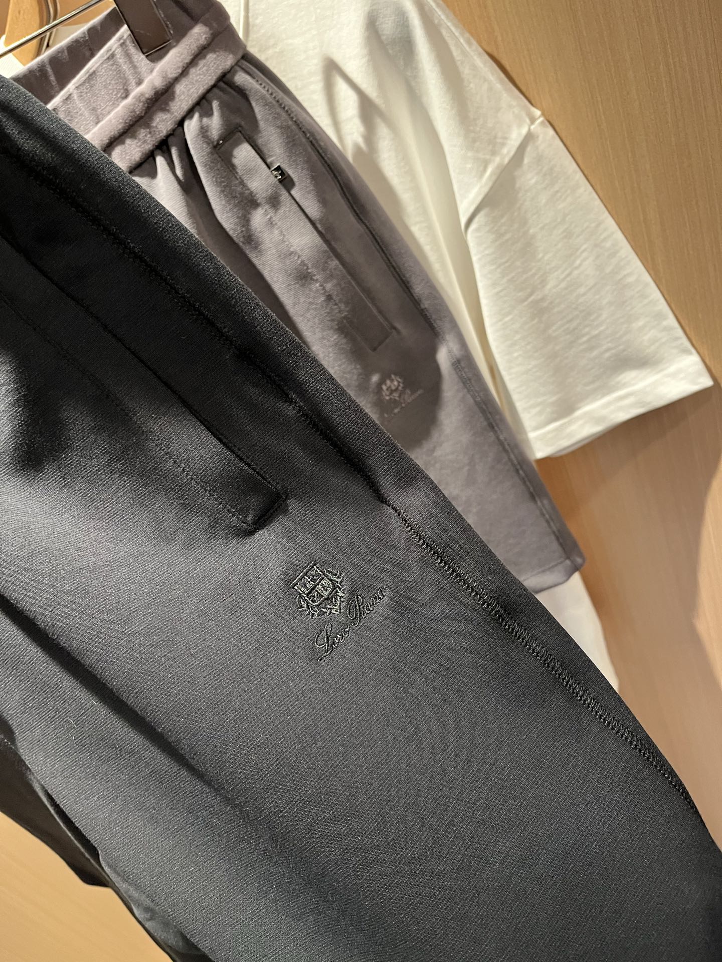  Loro Piana诺悠翩雅 2025春夏男士最新的贸易订单短裤，全品相！！网红款！裤腿采用logo图