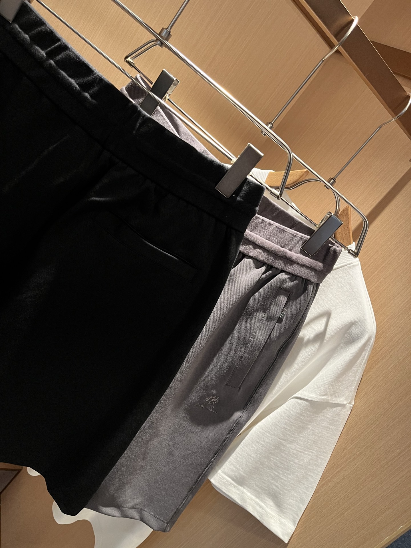  Loro Piana诺悠翩雅 2025春夏男士最新的贸易订单短裤，全品相！！网红款！裤腿采用logo图